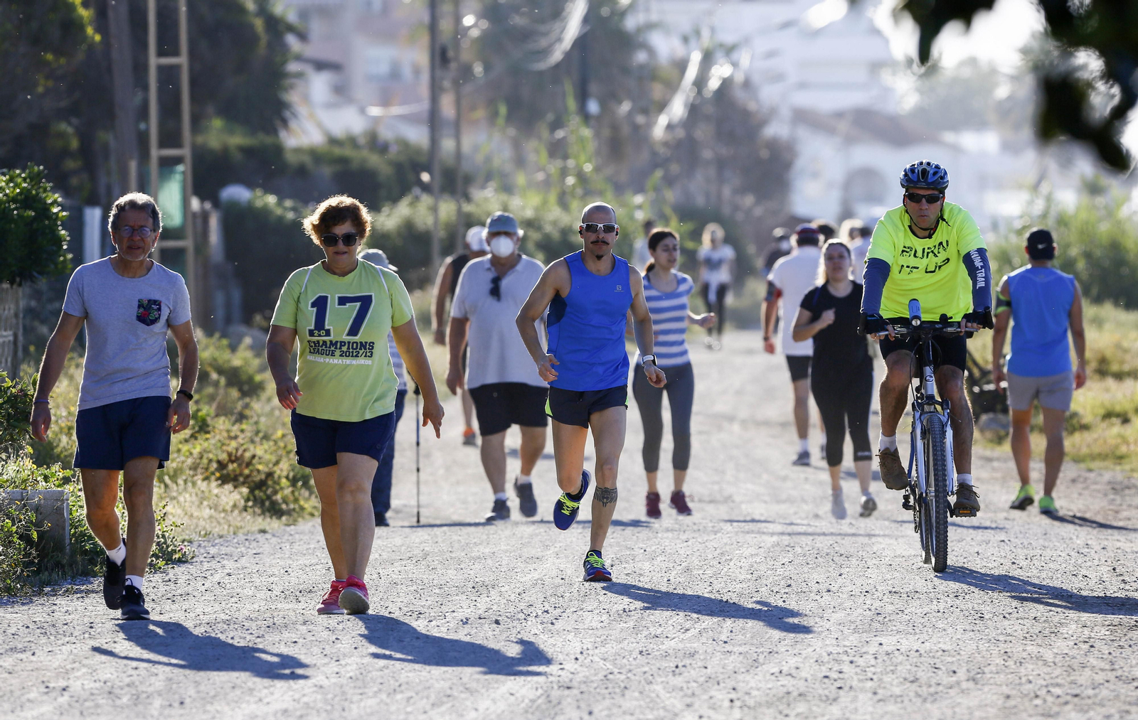 Runners y ciclistas salen al atardecer, en fotos