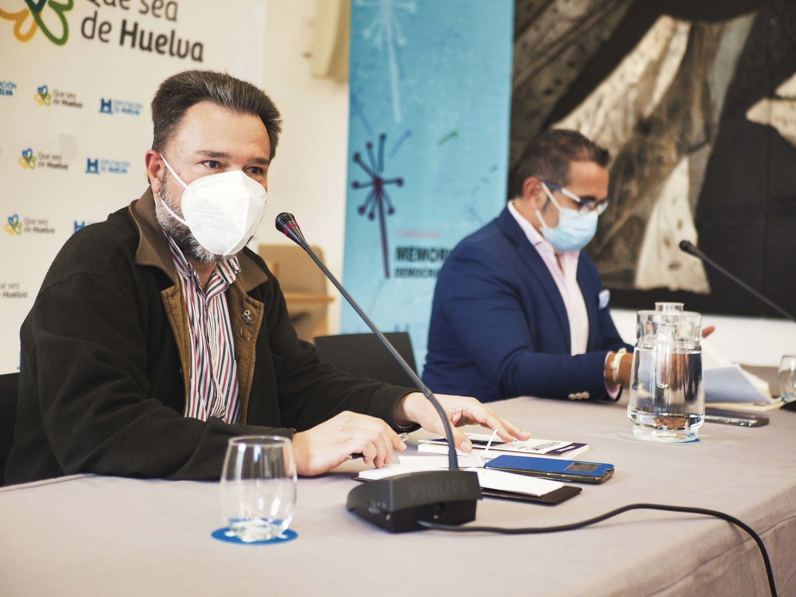 Acto de presentación del libro ‘Perseguidos’, del periodista onubense Rafael Moreno.