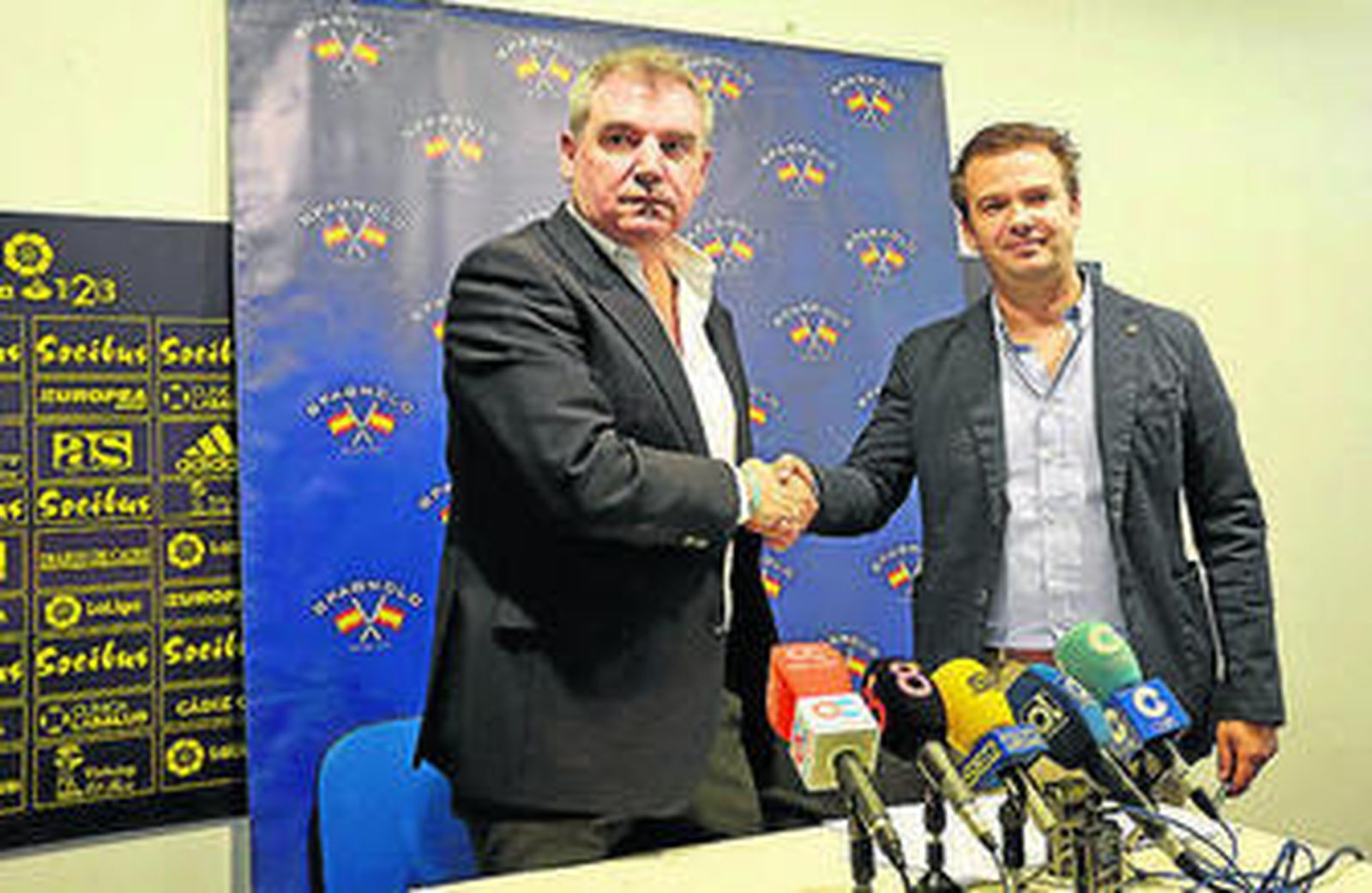 Vizcaíno y Lamparero estrechan sus manos tras firmar el convenio.