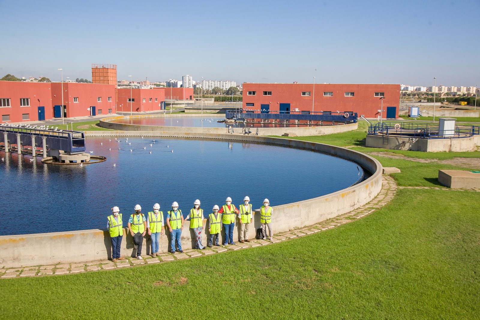 Alumnos de la UNIA durante su visita a la Edar de Aguas de Huelva.