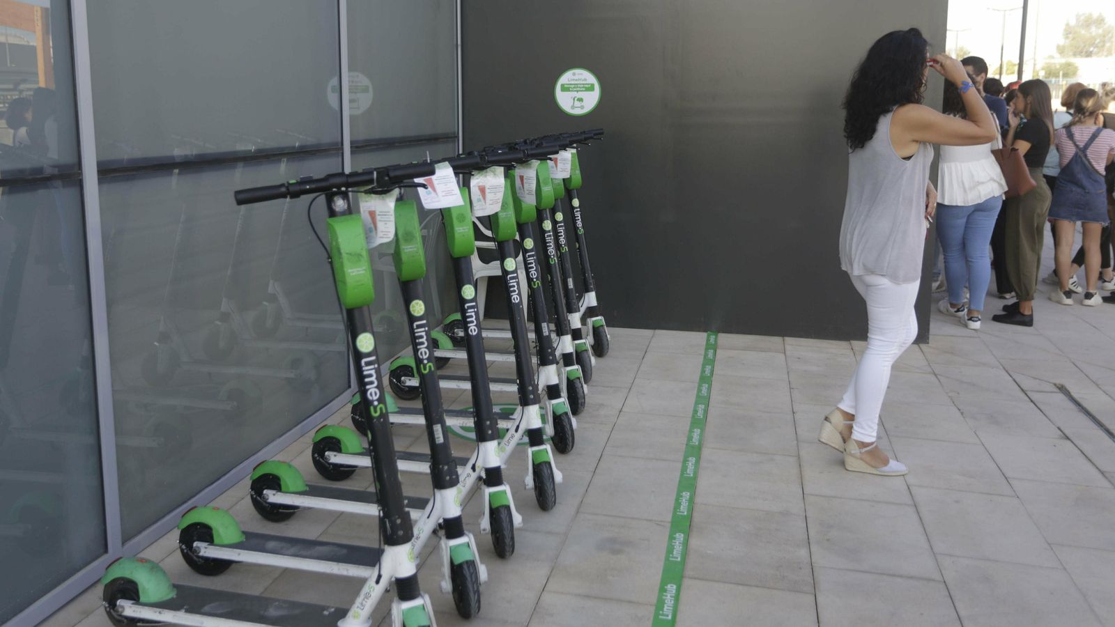 Punto de alquiler de patinetes Lime.