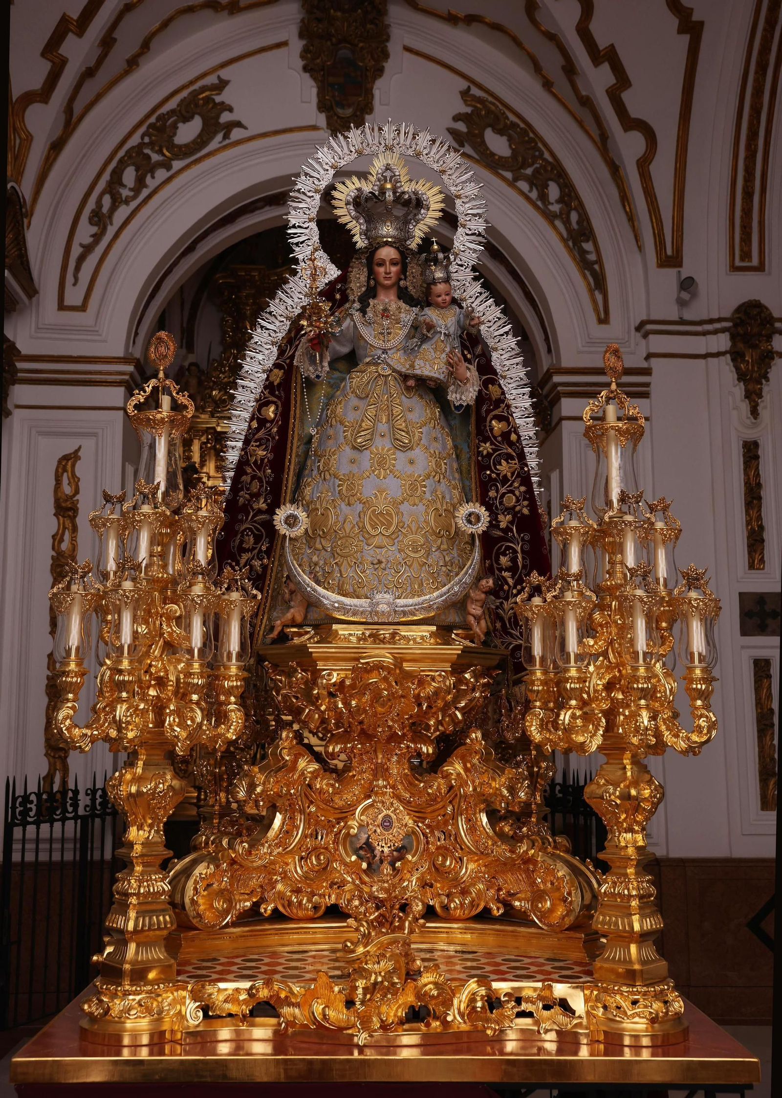 La Virgen de los Remedios vestida y preparada en su trono para la procesión de este domingo La Virgen de los Remedios vestida y preparada en su trono para la procesión de este domingo