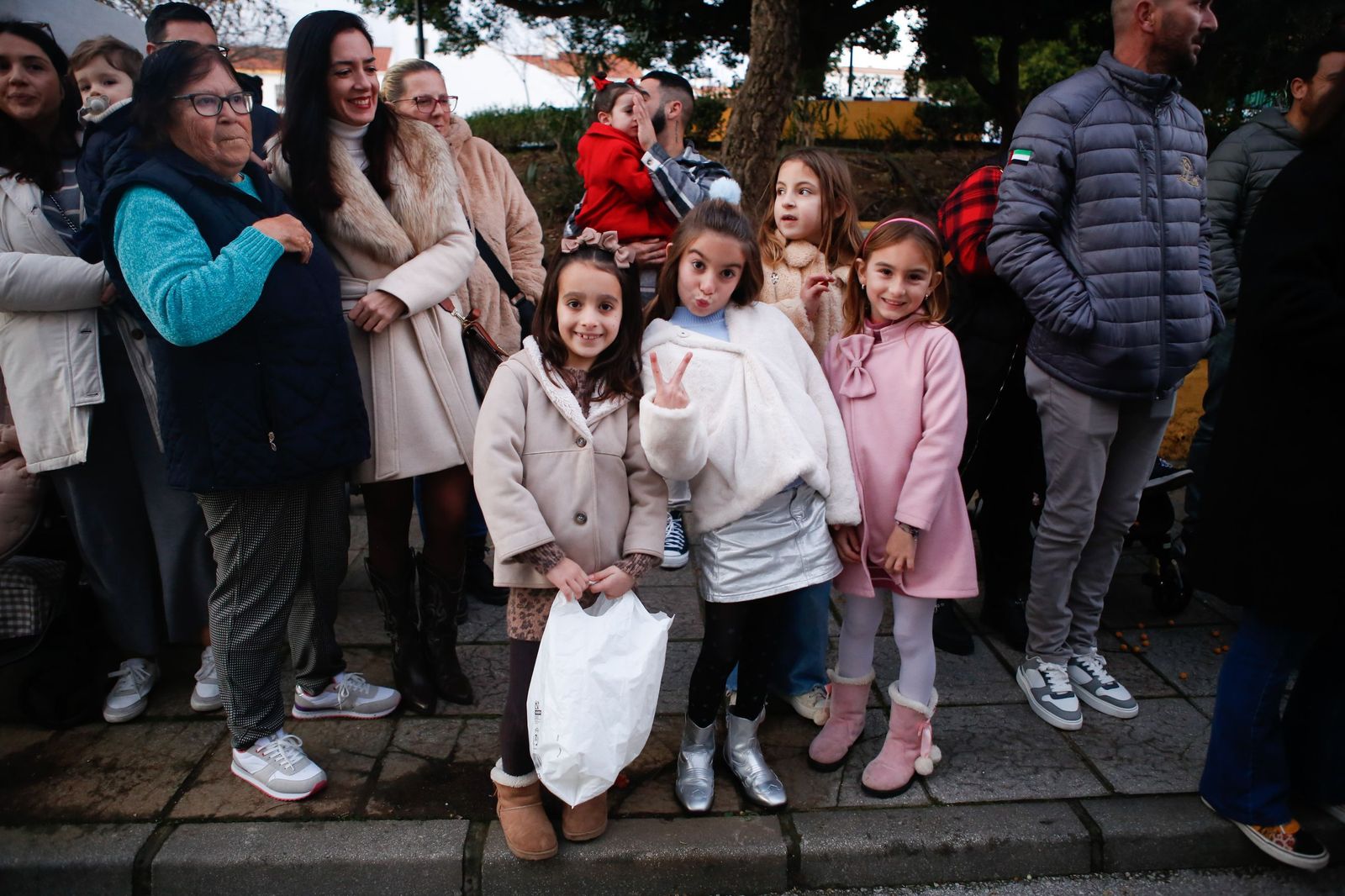 Búscate en las fotos de la cabalgata de Reyes Magos 2026 en Los Barrios