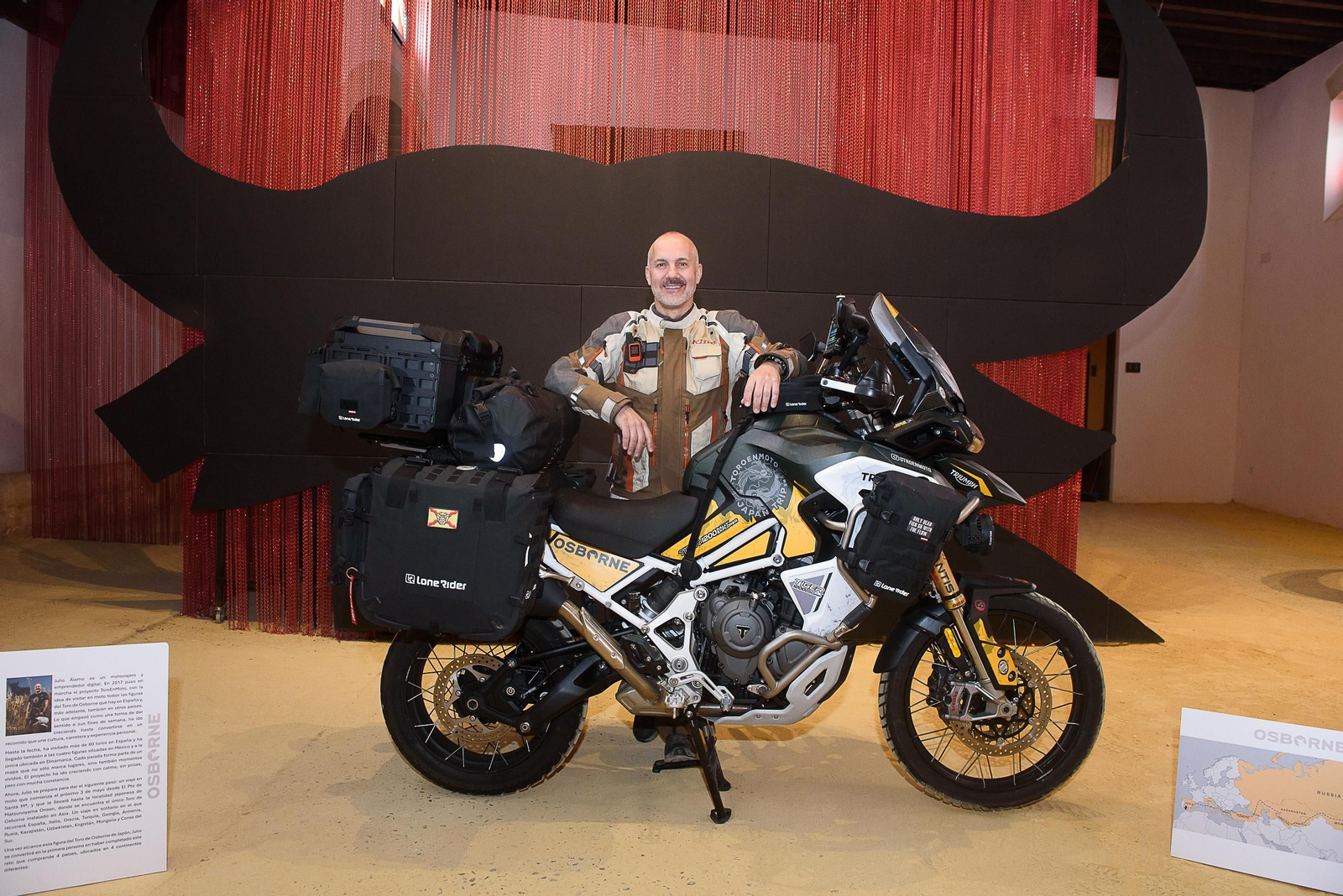 Julio Alamo, en las Bodegas Osborne antes de iniciar su viaje.