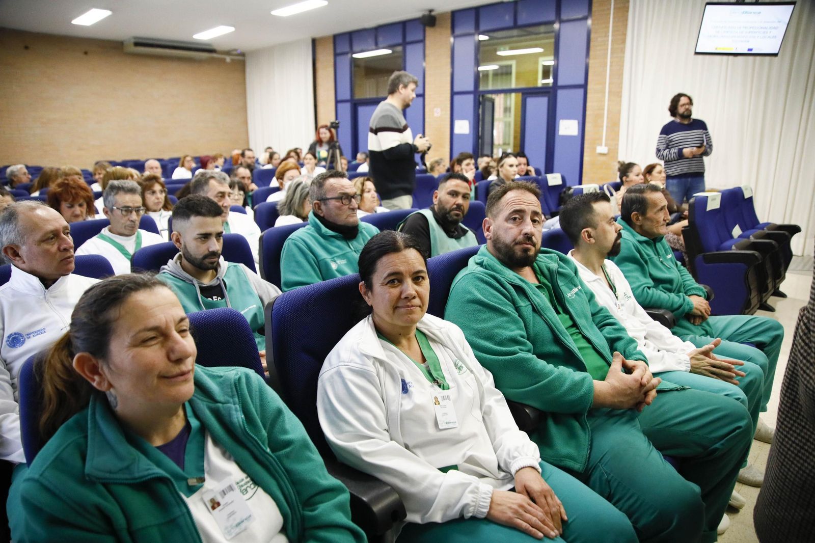 Imágenes de la enterga de certificado de profesionalidad de limpieza de superficies y mobiliarios de VerdiBlanca en la Universidad de Almería