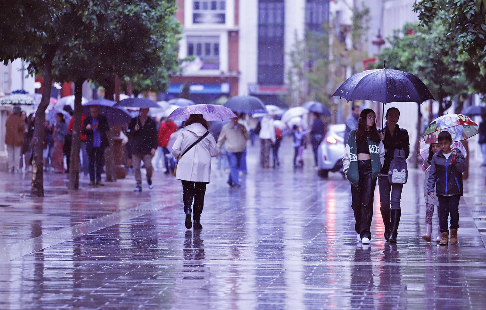 Imágenes de la mañana lluviosa de domingo en Huelva