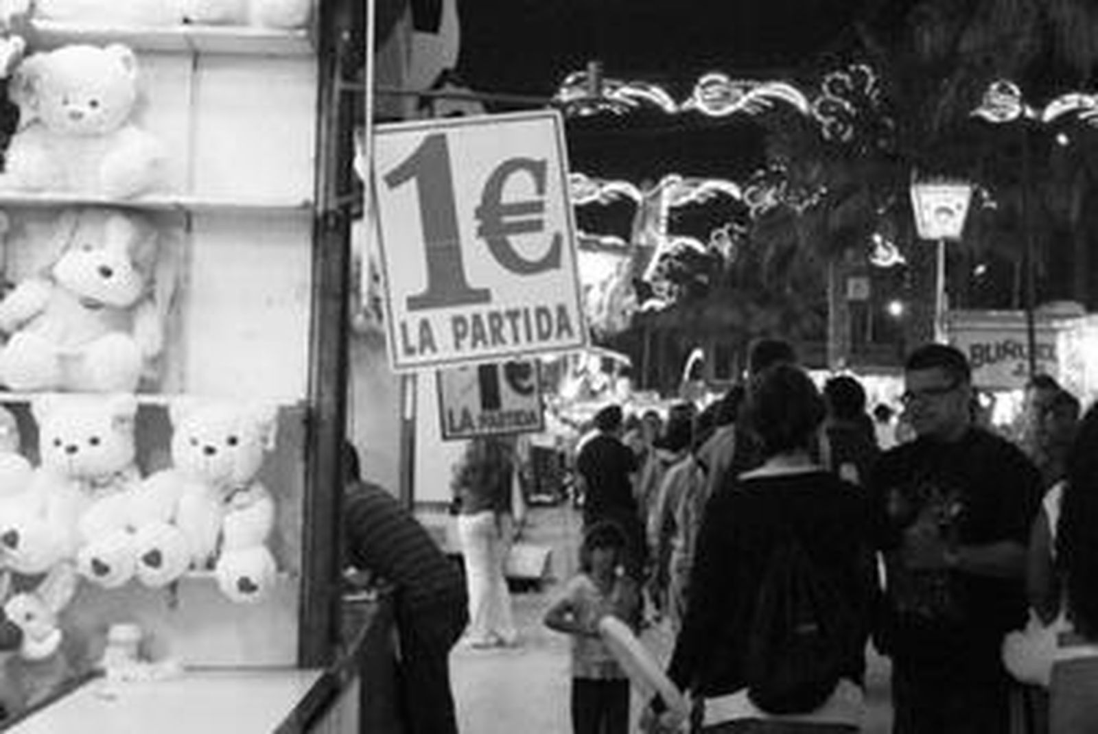 Los linenses pasean entre las tómbolas, en una imagen de archivo.