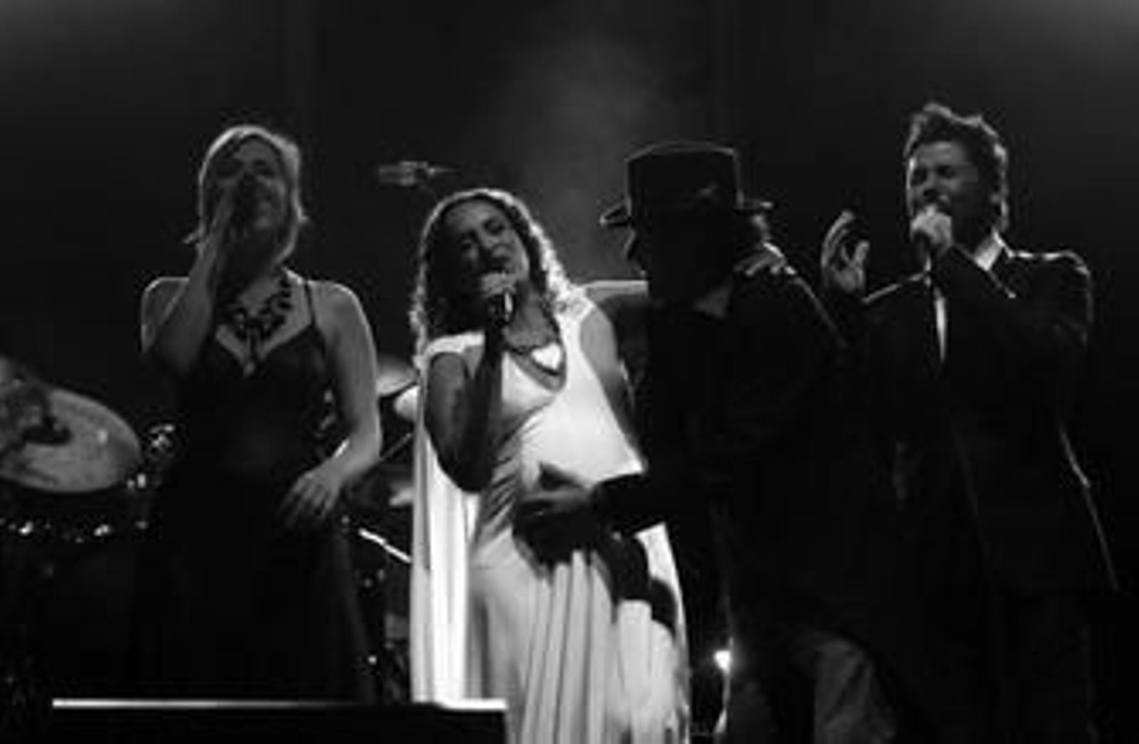 Los cuatro intérpretes compartieron el escenario para cantar 'Imagine' de John Lennon.