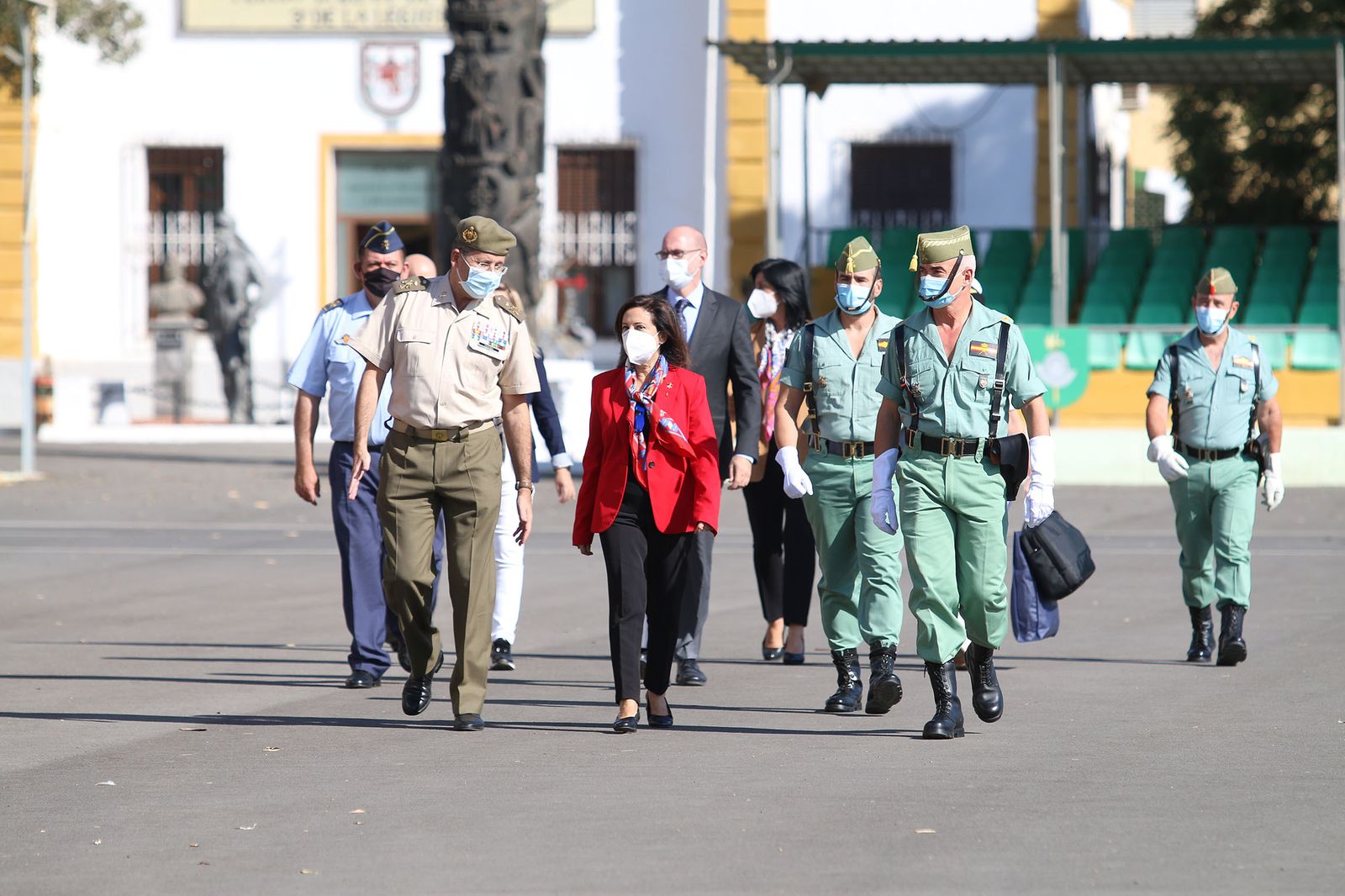 Fotogalería de la ministra de Defensa, Margarita Robles, a La Legión