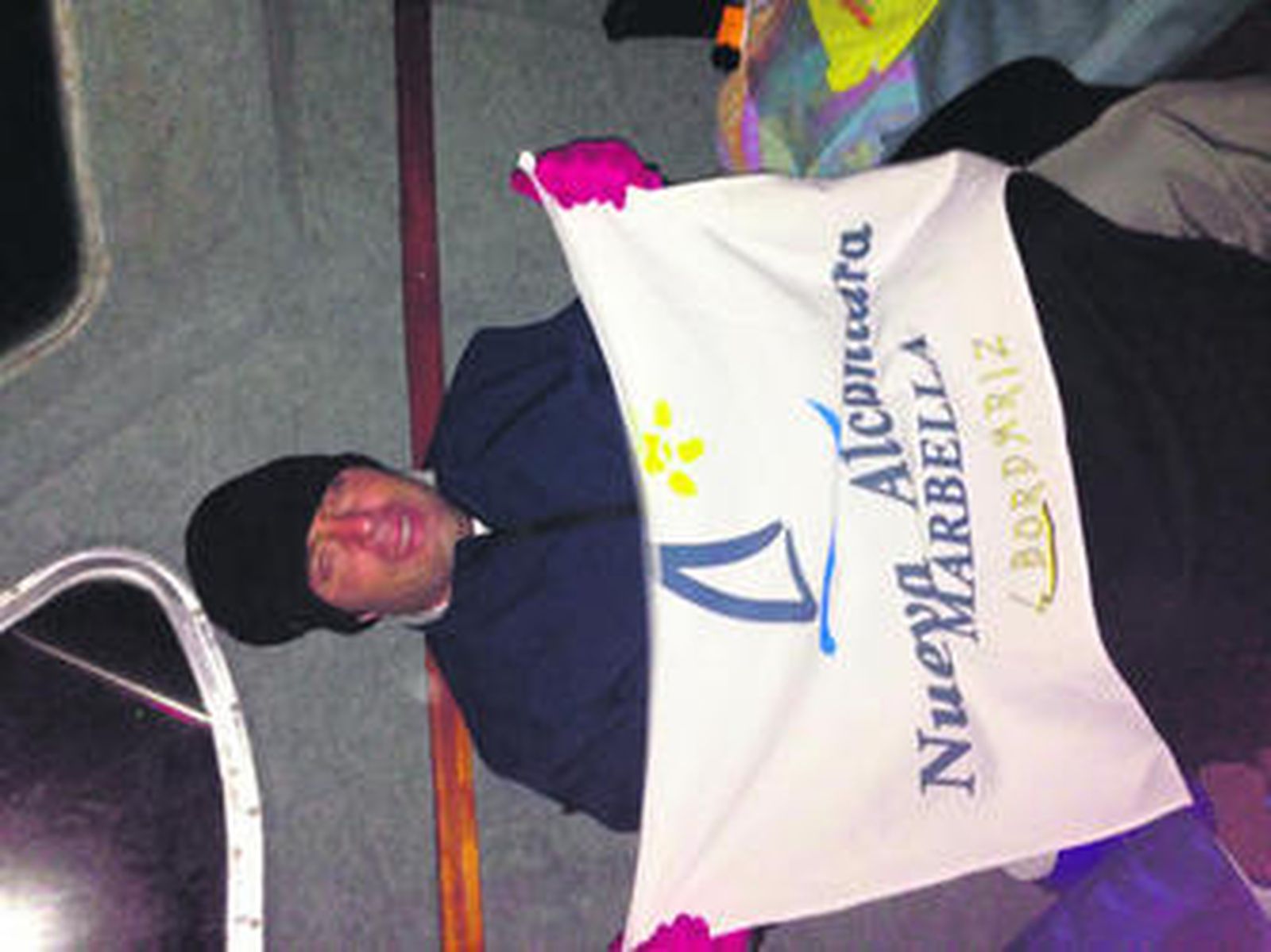 Javier Mérida posa con una bandera al completar el desafío.