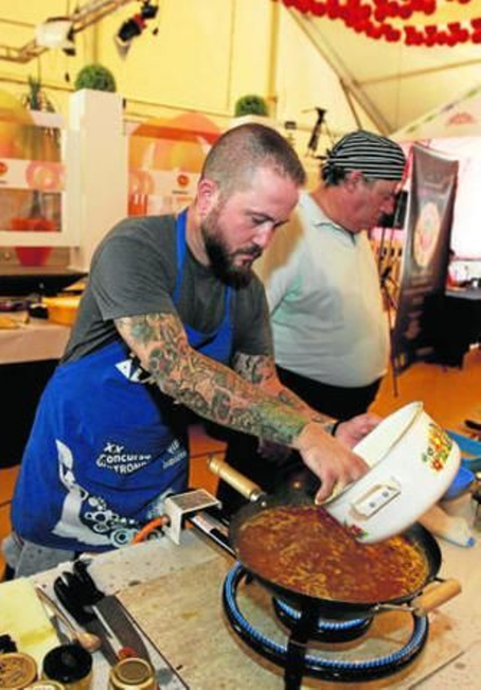 Manuel Jorge García, ganador de la segunda jornada, prepara su guiso de cordero.