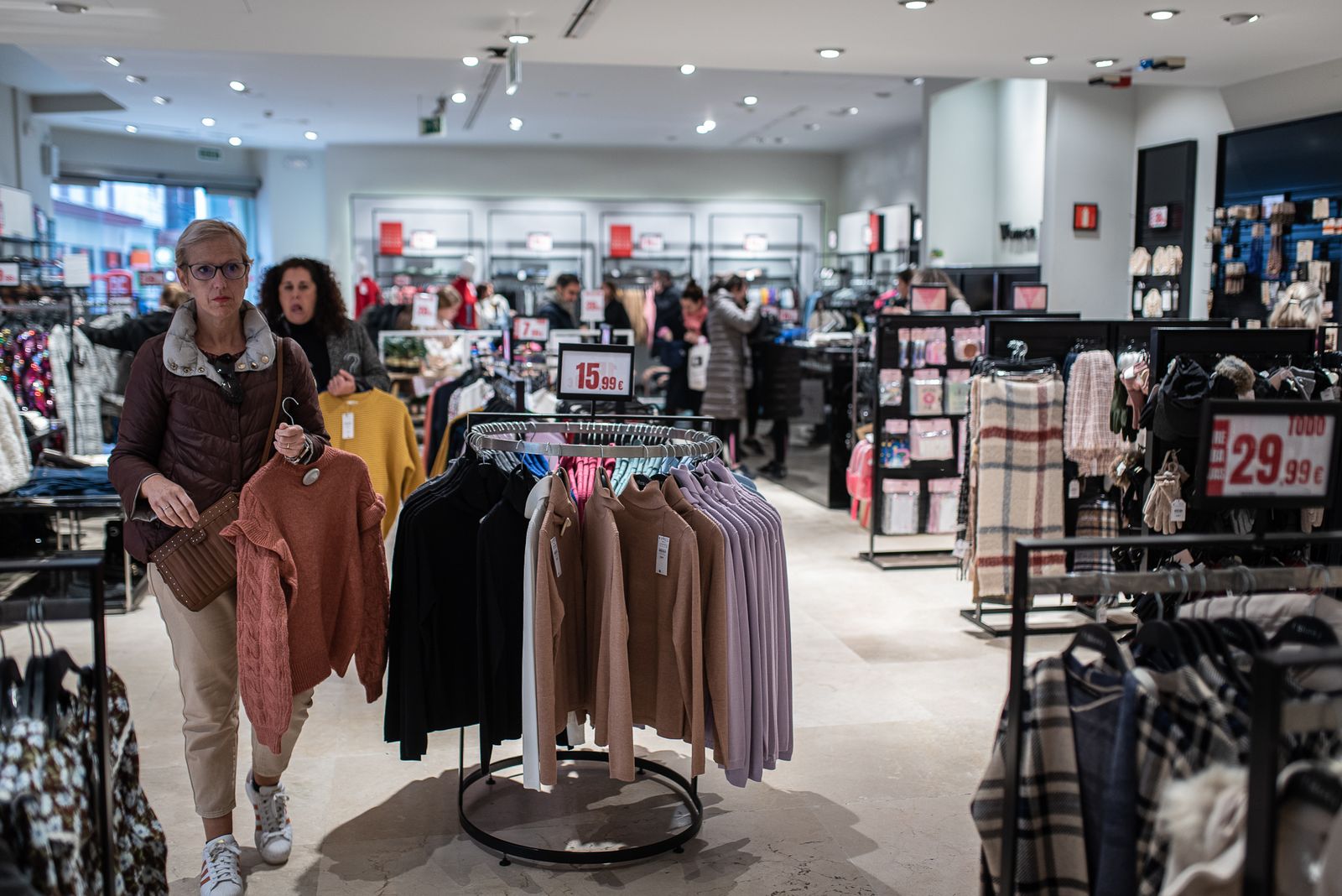 Imágenes del primer día de rebajas en los comercios de Huelva