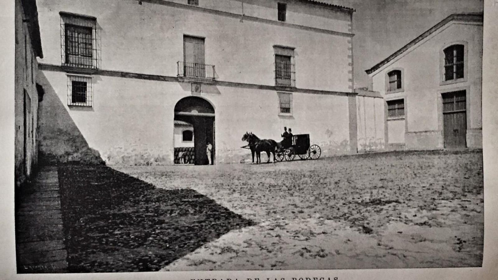 Fachada de Domecq por calle San Ildefonso, en 1894.