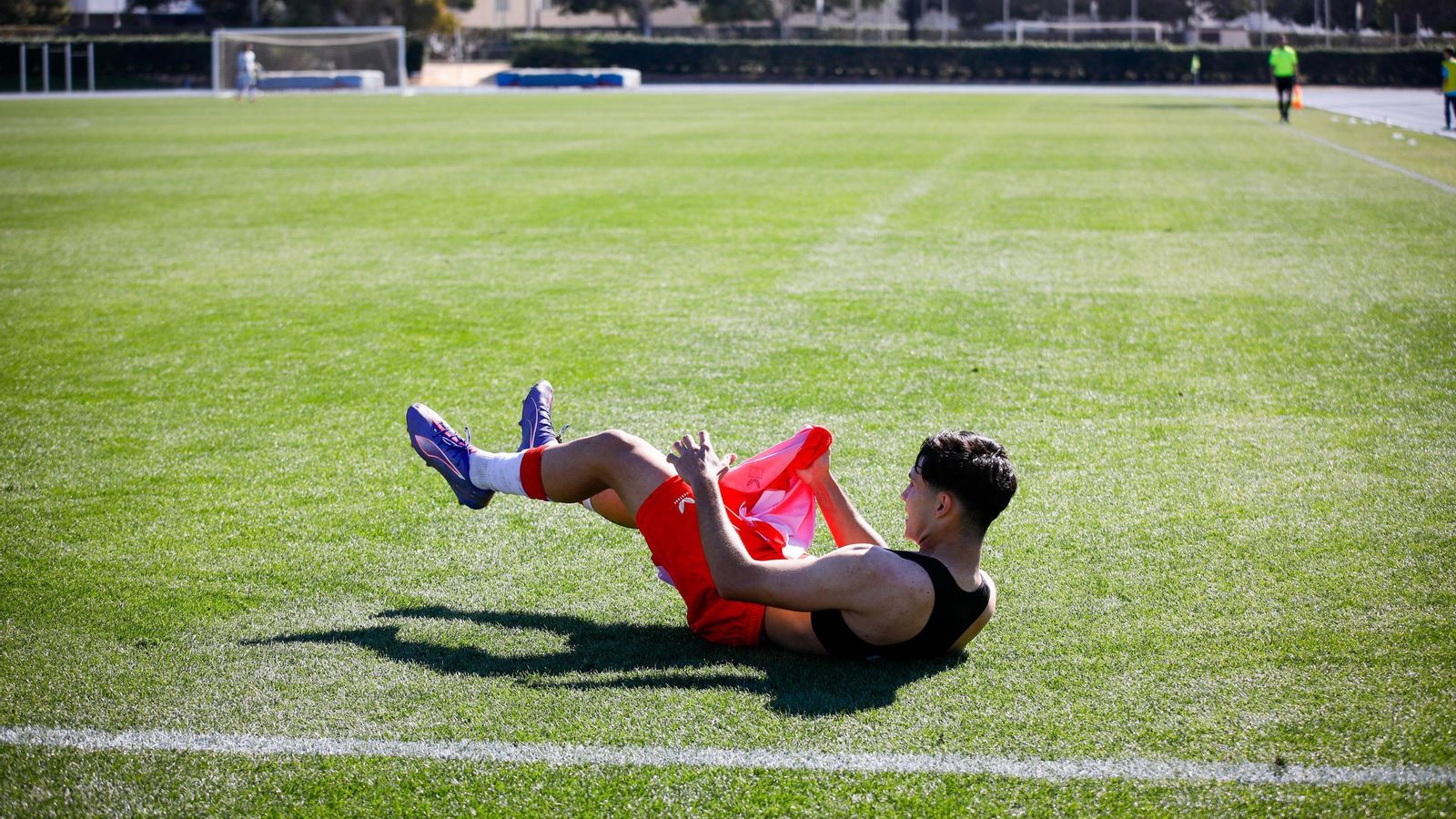 Joan celebra su tanto frente al Recreativo Granada que acabó conllevando su expulsión tras ver la segunda amarilla.