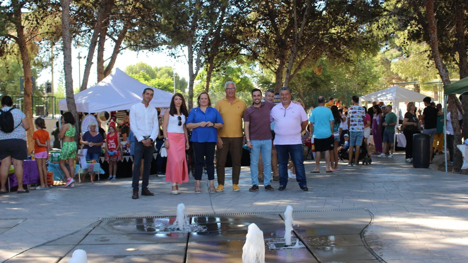 El alcalde ha participado en el mercadillo.