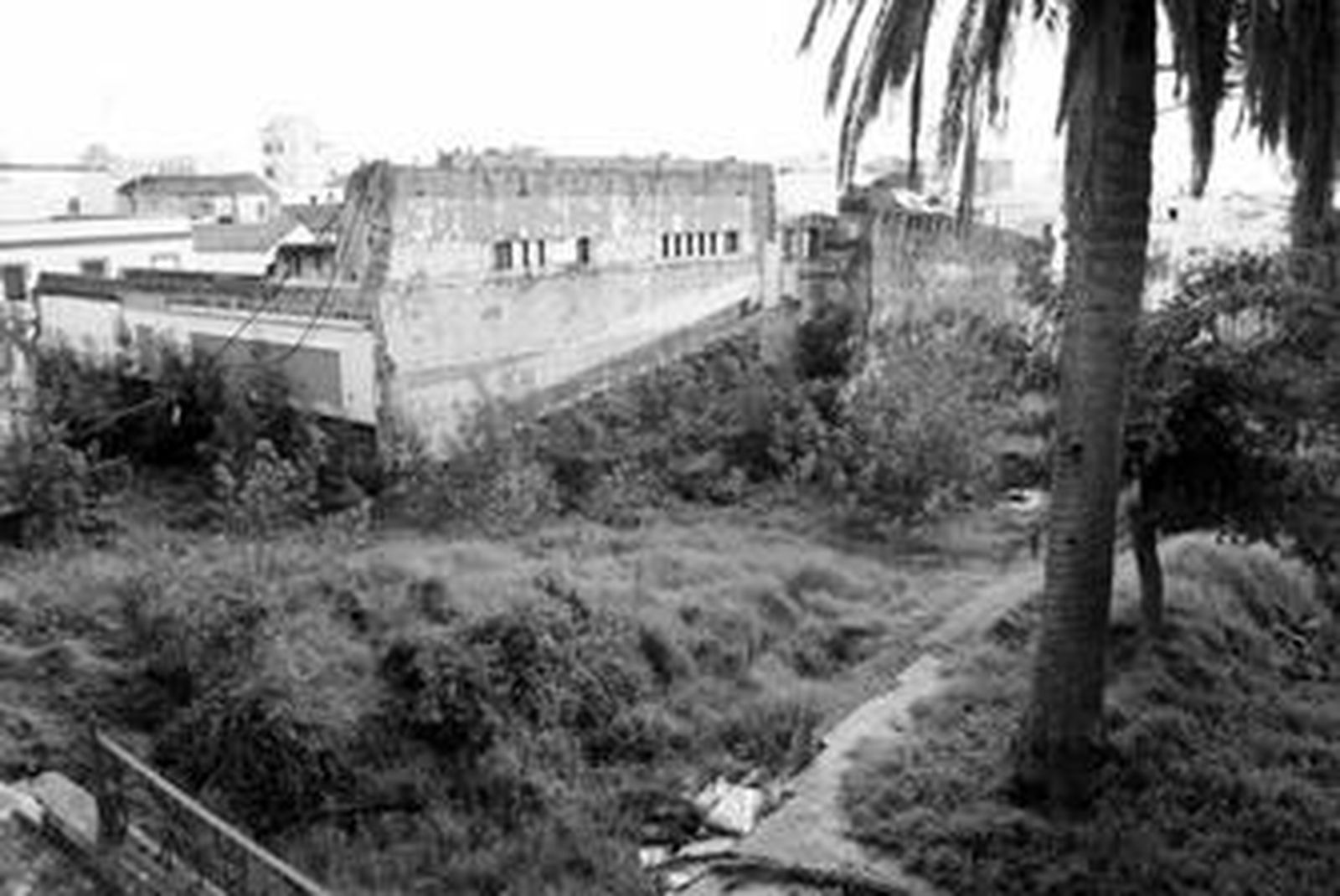 Estado actual que presenta la parcela del Teatro Cine Alameda, en Tarifa.