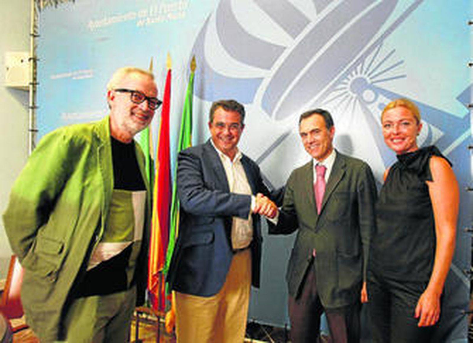 El alcalde y el representante de Daibus se dan la mano tras la firma, en presencia de la concejala Blanca Merino y el técnico Antonio Caraballo.