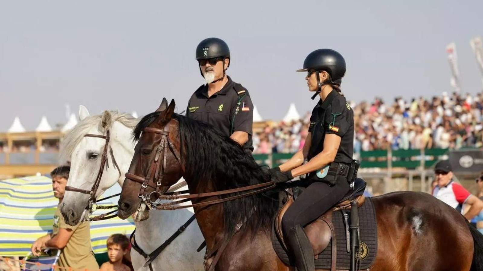 Dos policías nacionales, en la Carreras de Sanlúcar de Barrameda.