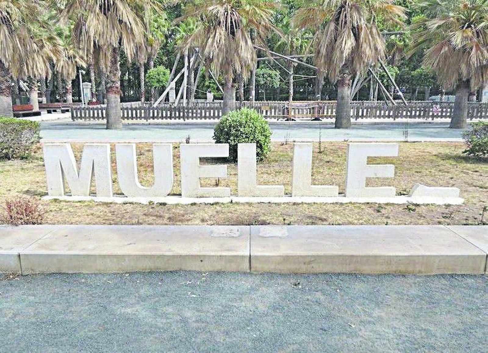 Letras que anuncian el Muelle 2 en el Palmeral de las Sorpresas.