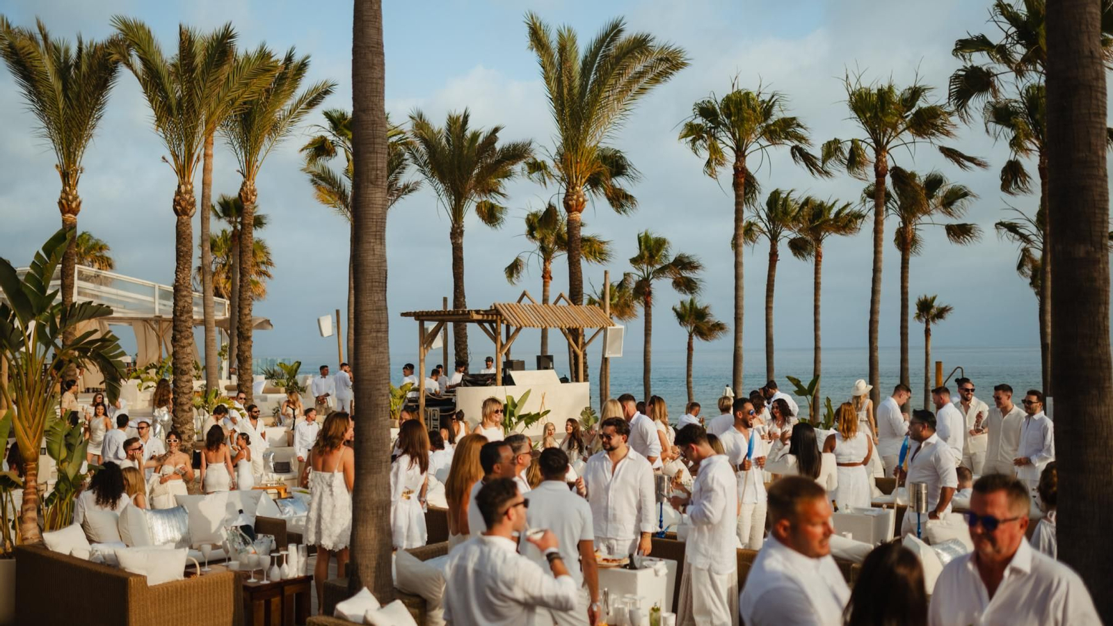 Una White Party de 2024 en Nikki Beach. Una White Party de 2024 en Nikki Beach.
