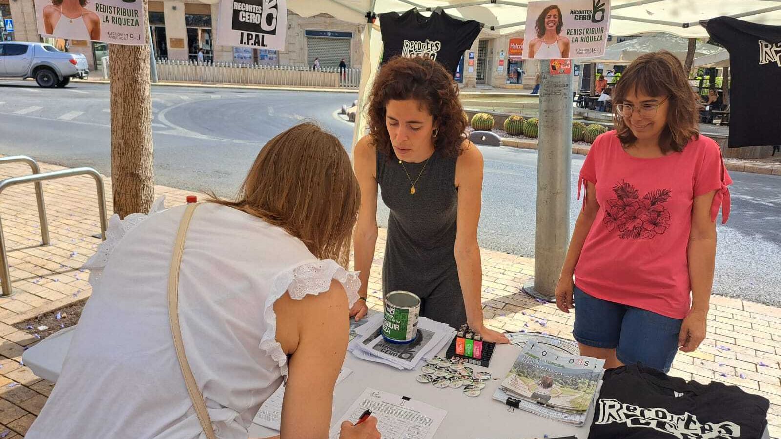 Violeta Tercedor atendió a los almerienses en una mesa informativa en Puerta Purchena
