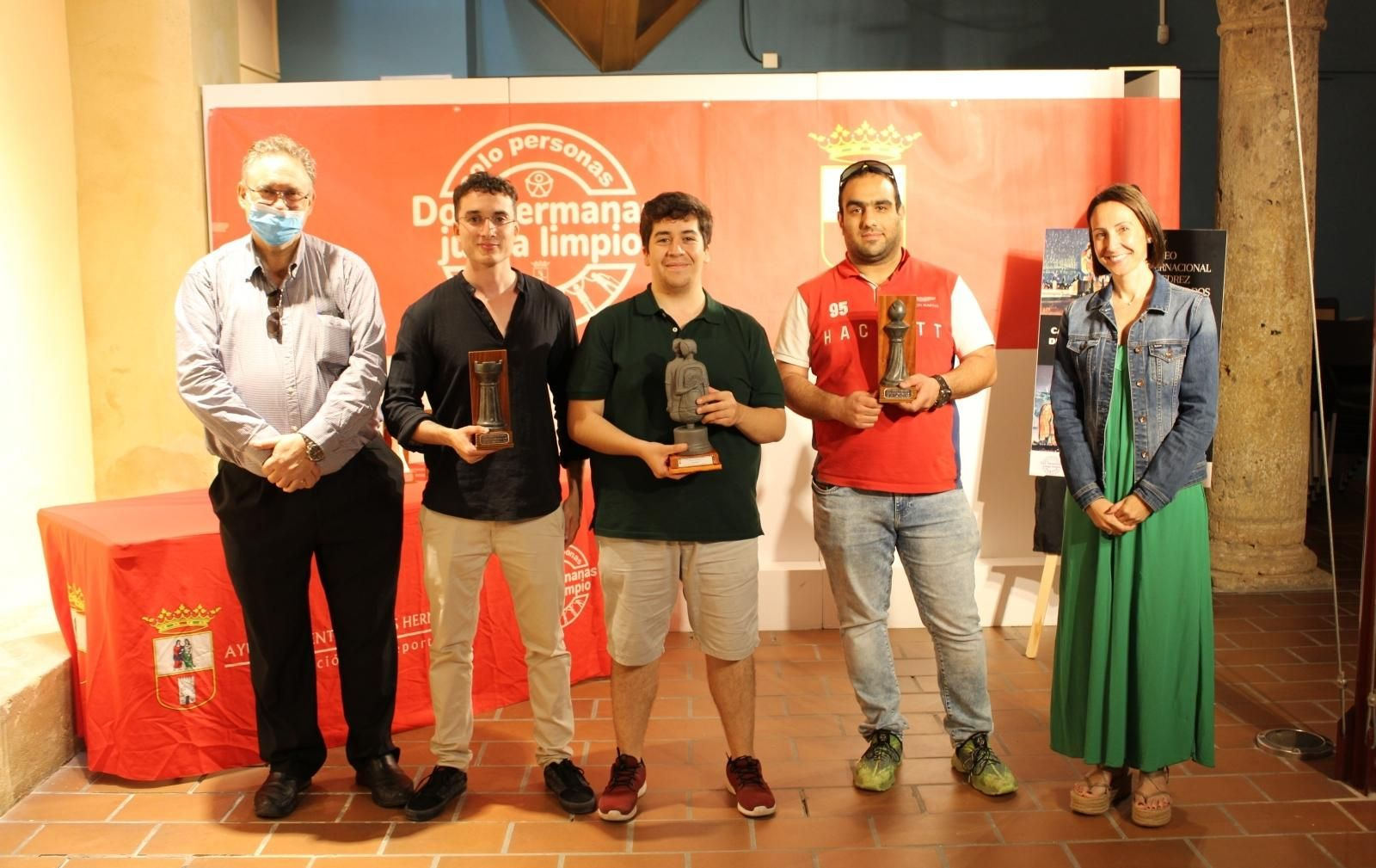 El chileno Cristóbal Henríquez, el sevillano Miguel Santos y el armenio Karen Grigoryan, en el podio absoluto de la 34 edición del Torneo Internacional Ciudad de Dos Hermanas.