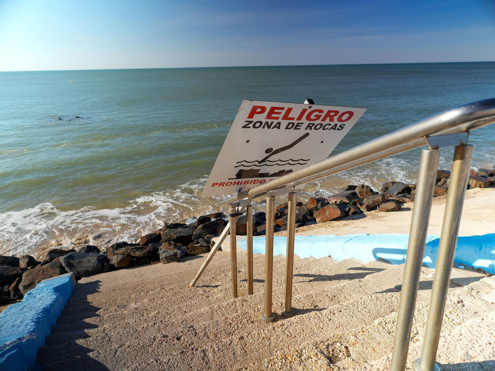 Cartel de peligro en la zona del paseo marítimo de Matalascañas.
