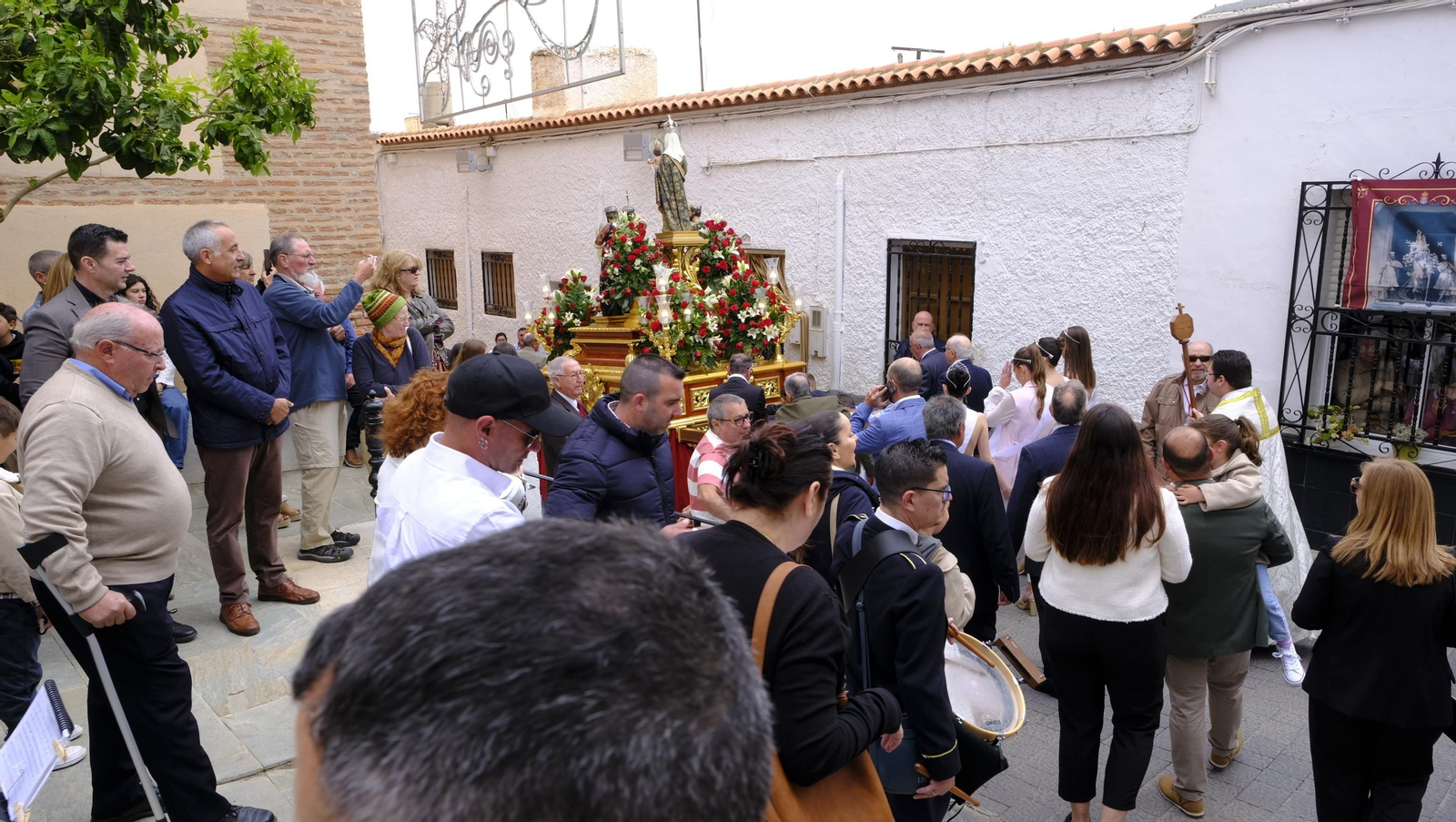 Imágenes de la procesión y paella solidaria en las Fiestas de Abla