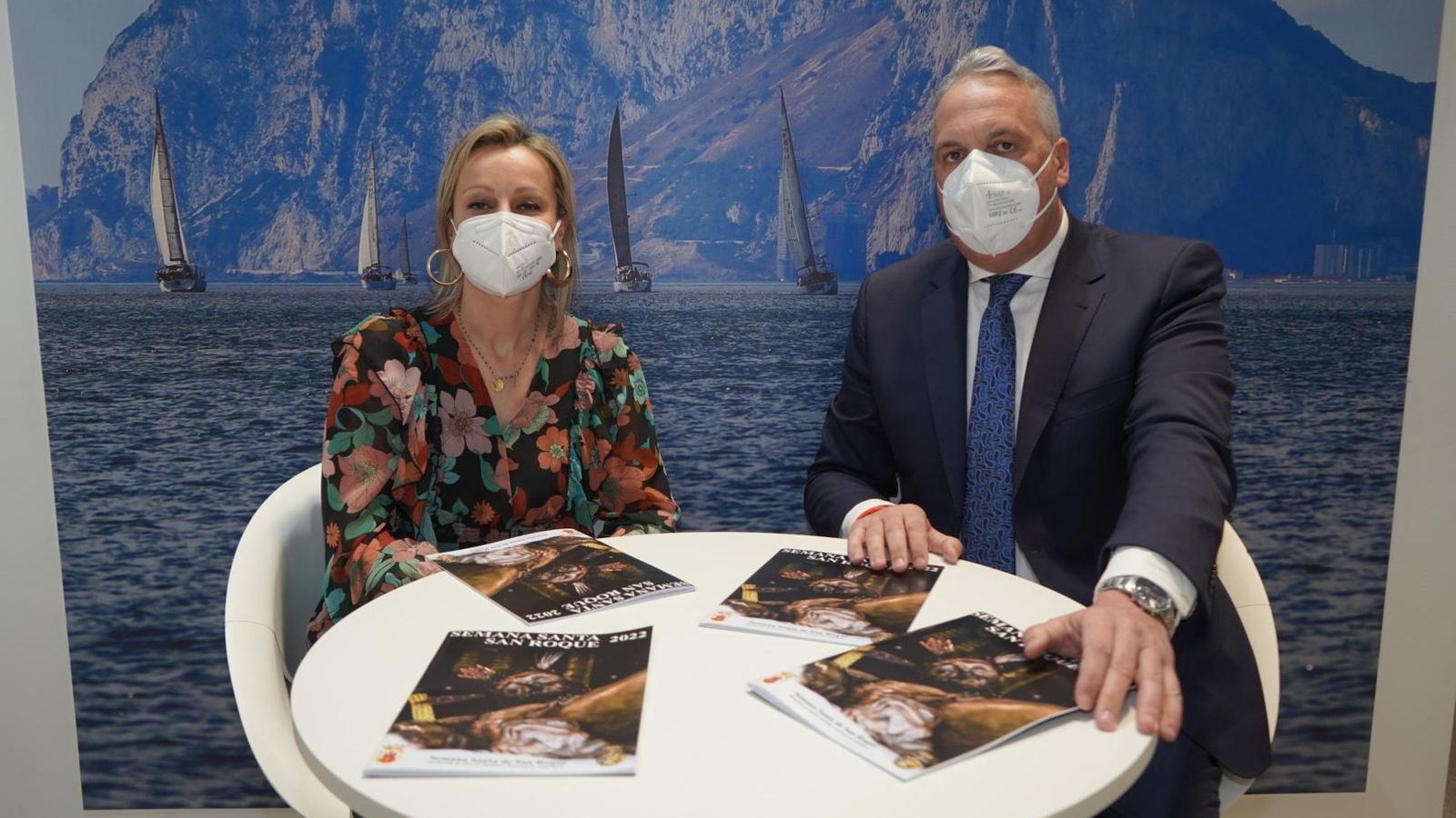 Ana Ruiz y Juan Carlos Ruiz Boix, con la revista de la Semana Santa 2022.