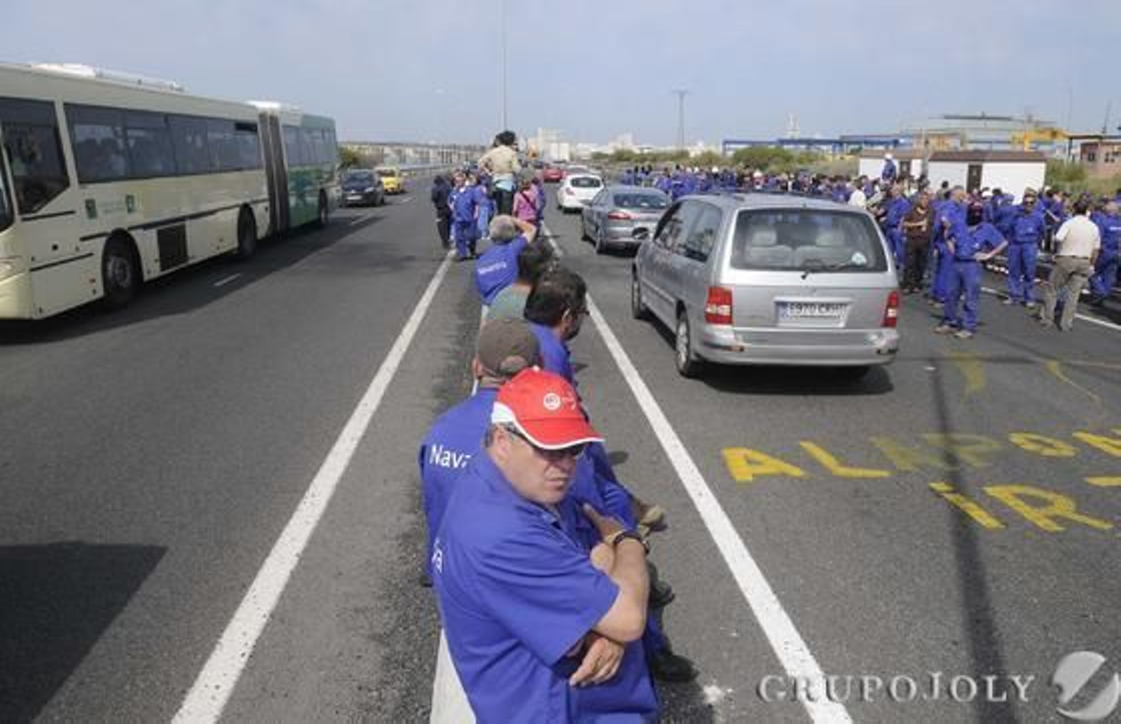 El Gobierno cifra en más de 100.000 euros los destrozos ocasionados en las protestas de los trabajadores de Navantia.

Foto: Borja Benjumeda