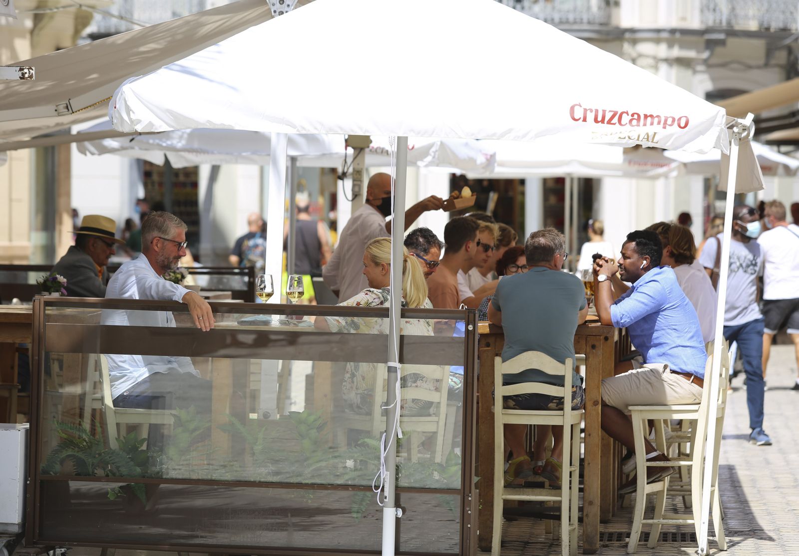 Un grupo de clientes en las terrazas de varios bares de Málaga capital.