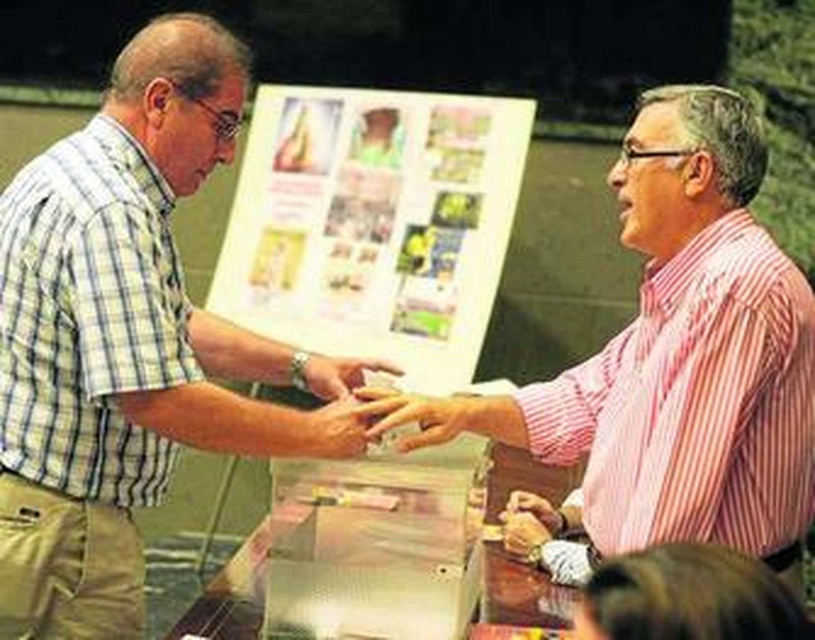 Un asociado vota en presencia del presidente de Reyes Magos, Paco Moya.