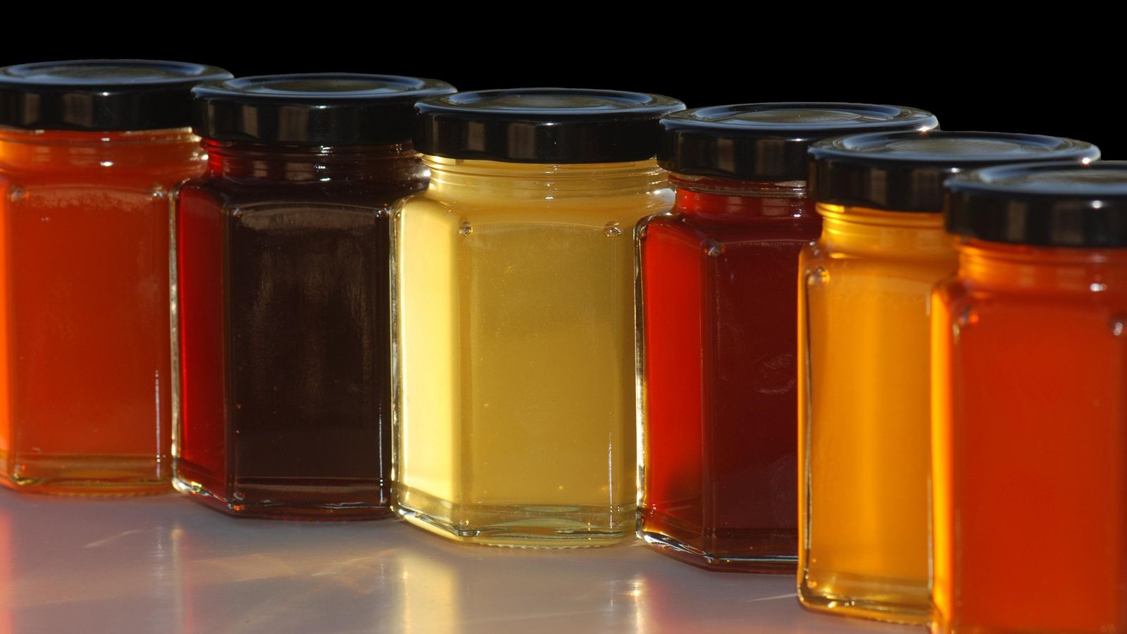 Mieles de Málaga envasadas en tarros.