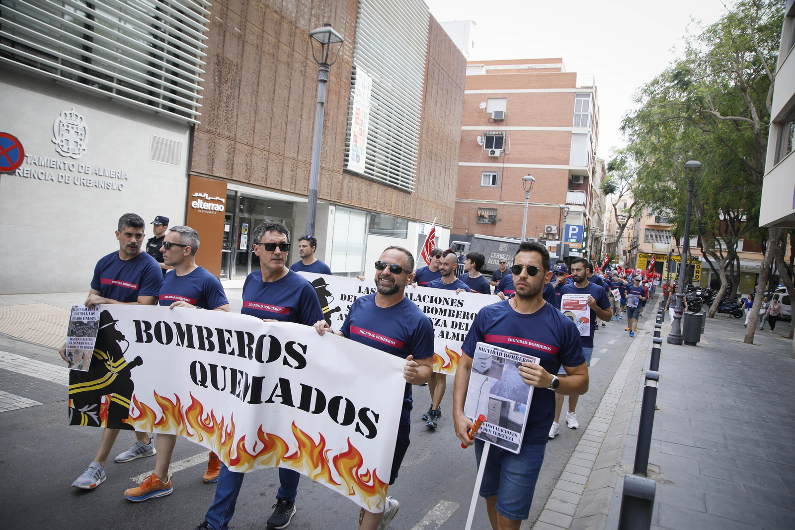 Manifestación de los bomberos quemados de Almería, en imágenes