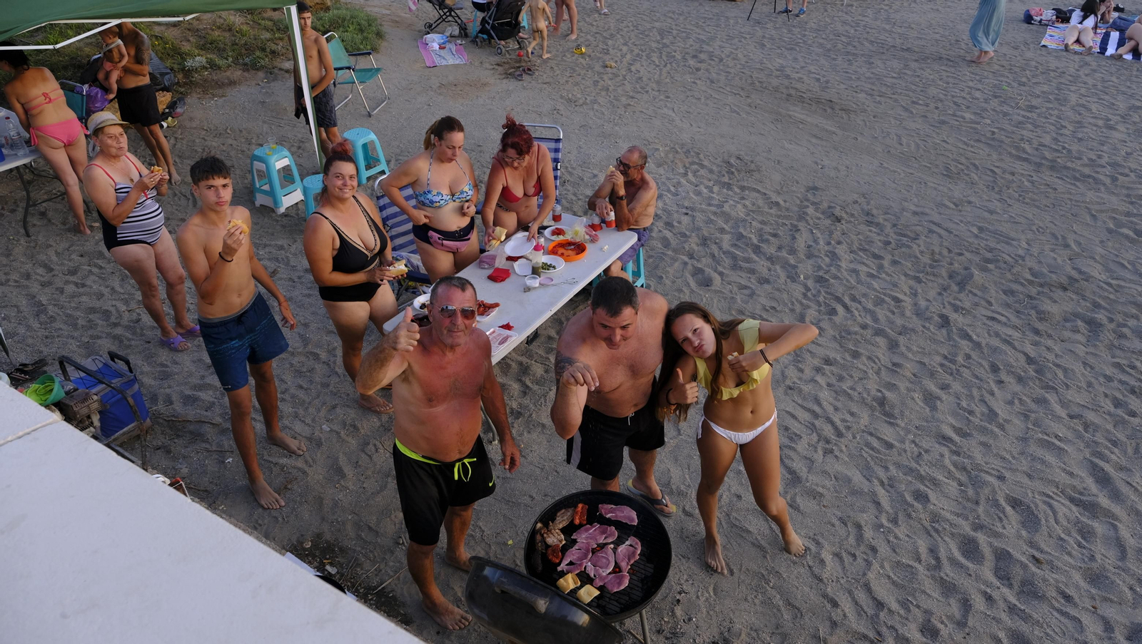 Imágenes de las hogueras de la Noche de San Juan en Almería capital