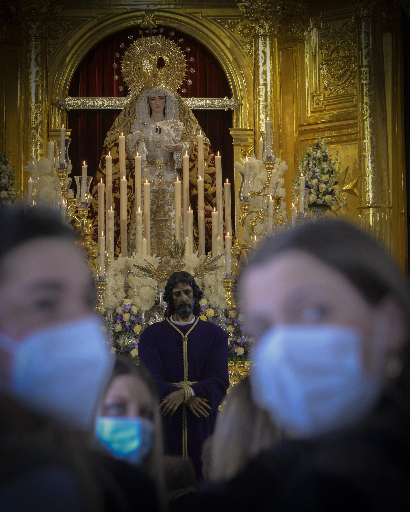 Dos jóvenes devotas ante el altar de la Hermandad de Santa Genoveva.