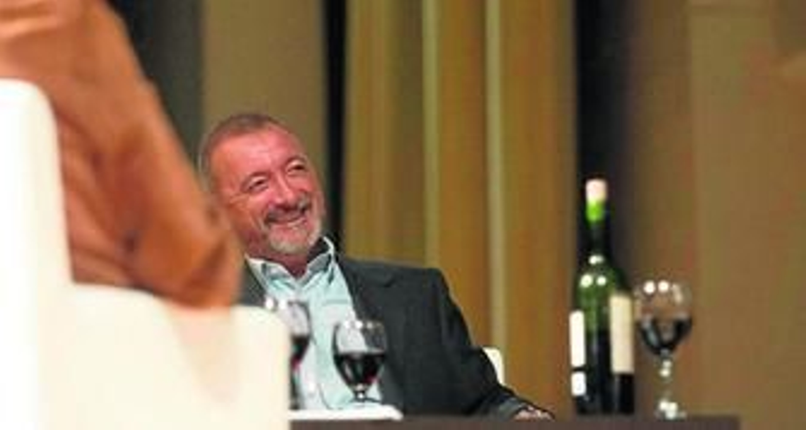 Arturo Pérez Reverte, ayer, en el Auditorio Manuel de Falla.