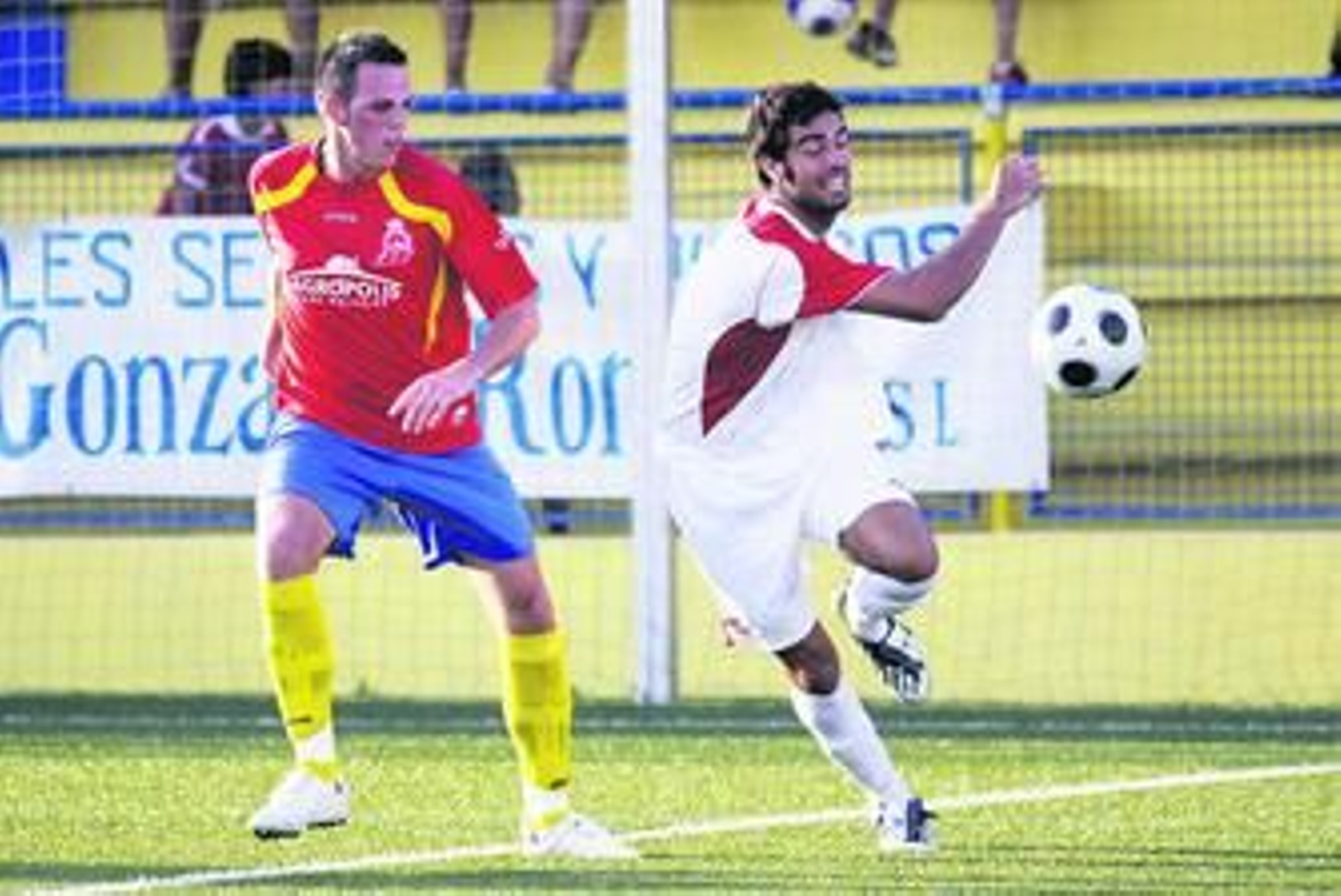 Otón presiona al sevillista Alejandro en un lance del partido disputado en la segunda jornada.