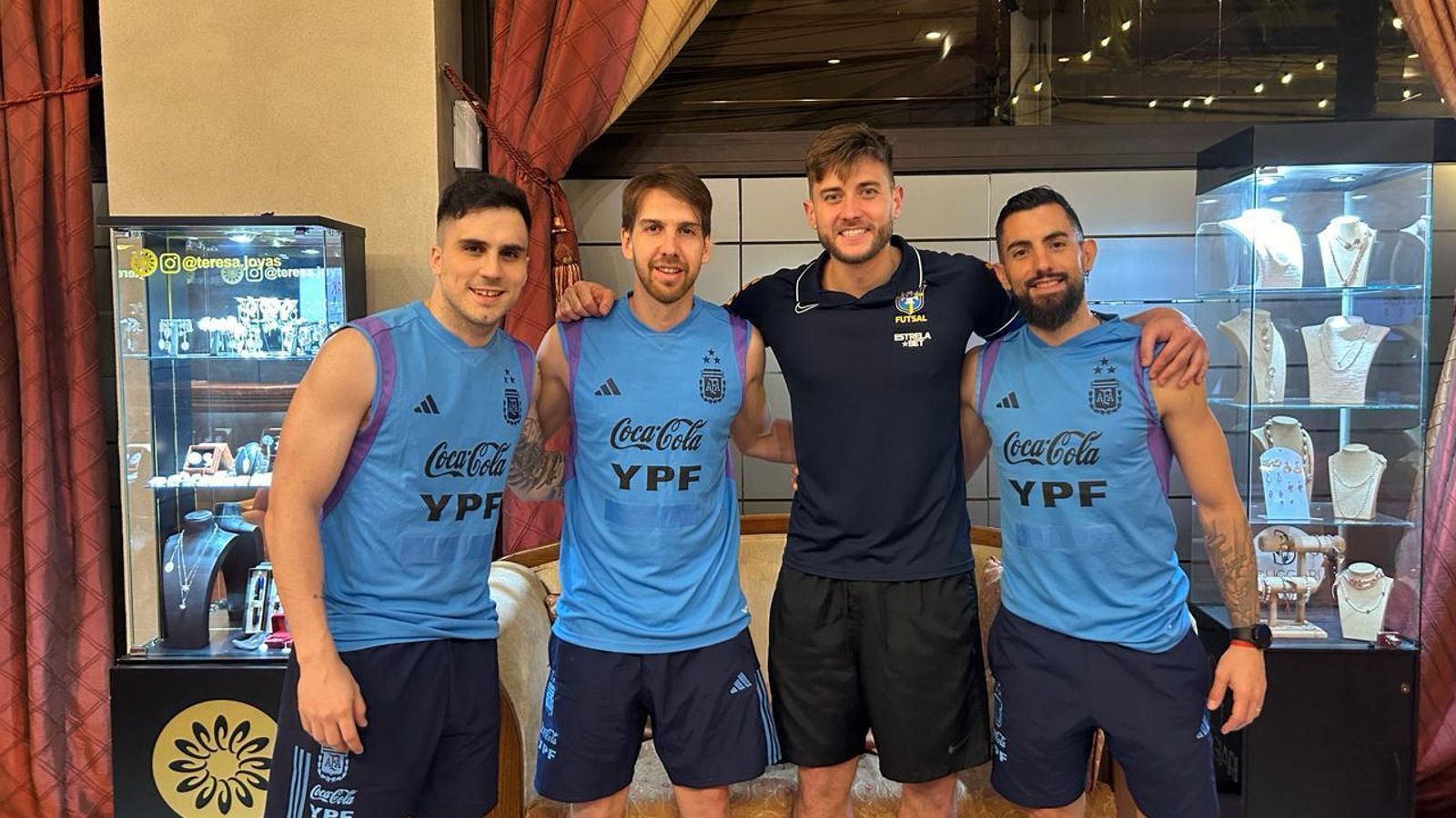 Los cuatro jugadores del Jaén Paraíso Interior FS posan juntos antes de la final. Los cuatro jugadores del Jaén Paraíso Interior FS posan juntos antes de la final.