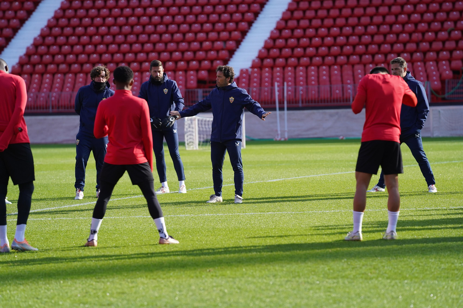 Rubi se dirige a sus jugadores en un ensayo en el Power Horse Stadium