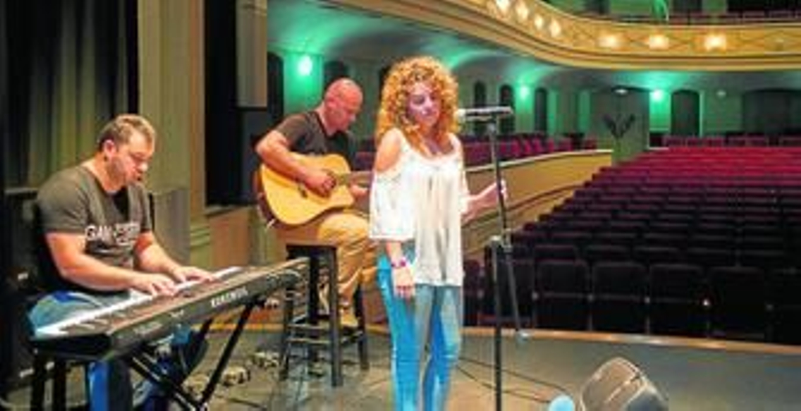 Celia Ruiz, junto algunos de sus músicos, durante la presentación del concierto que dará el martes en Puerto Real.