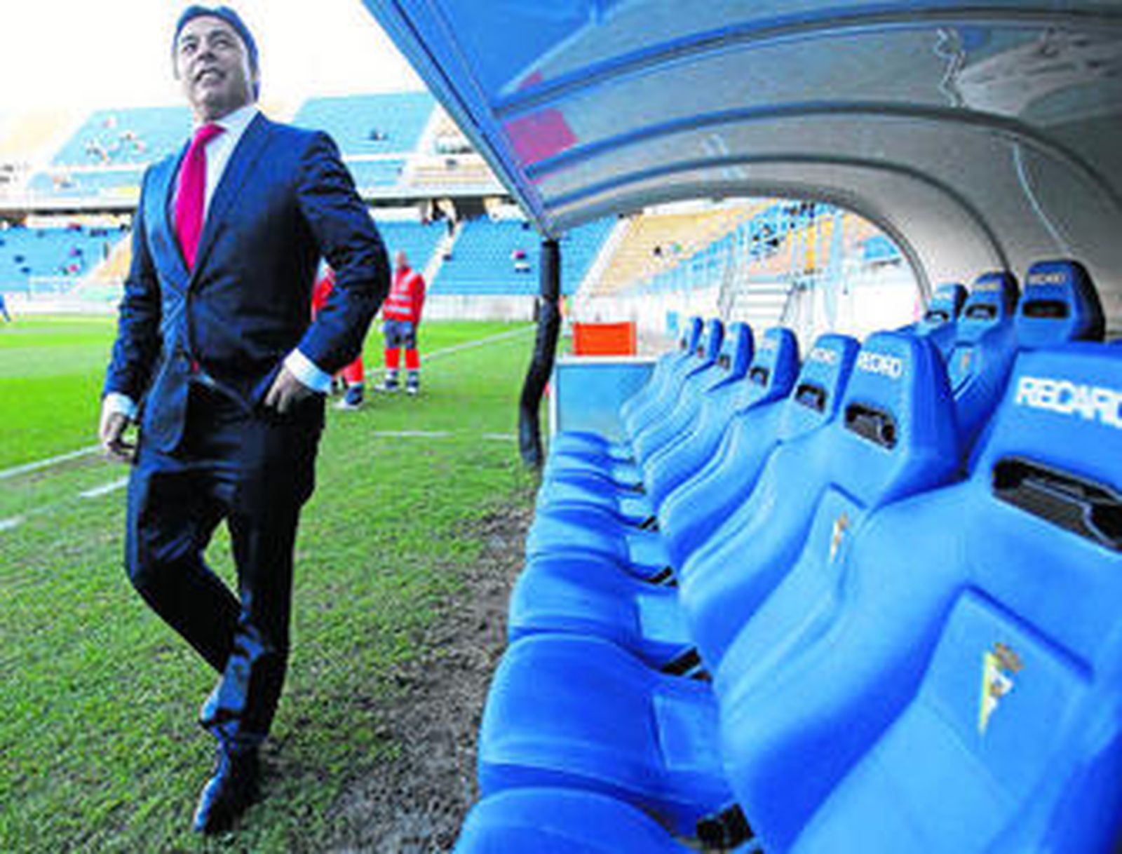 Pina pasa por delante de un banquillo del Carranza en la visita del Granada B a Cádiz.