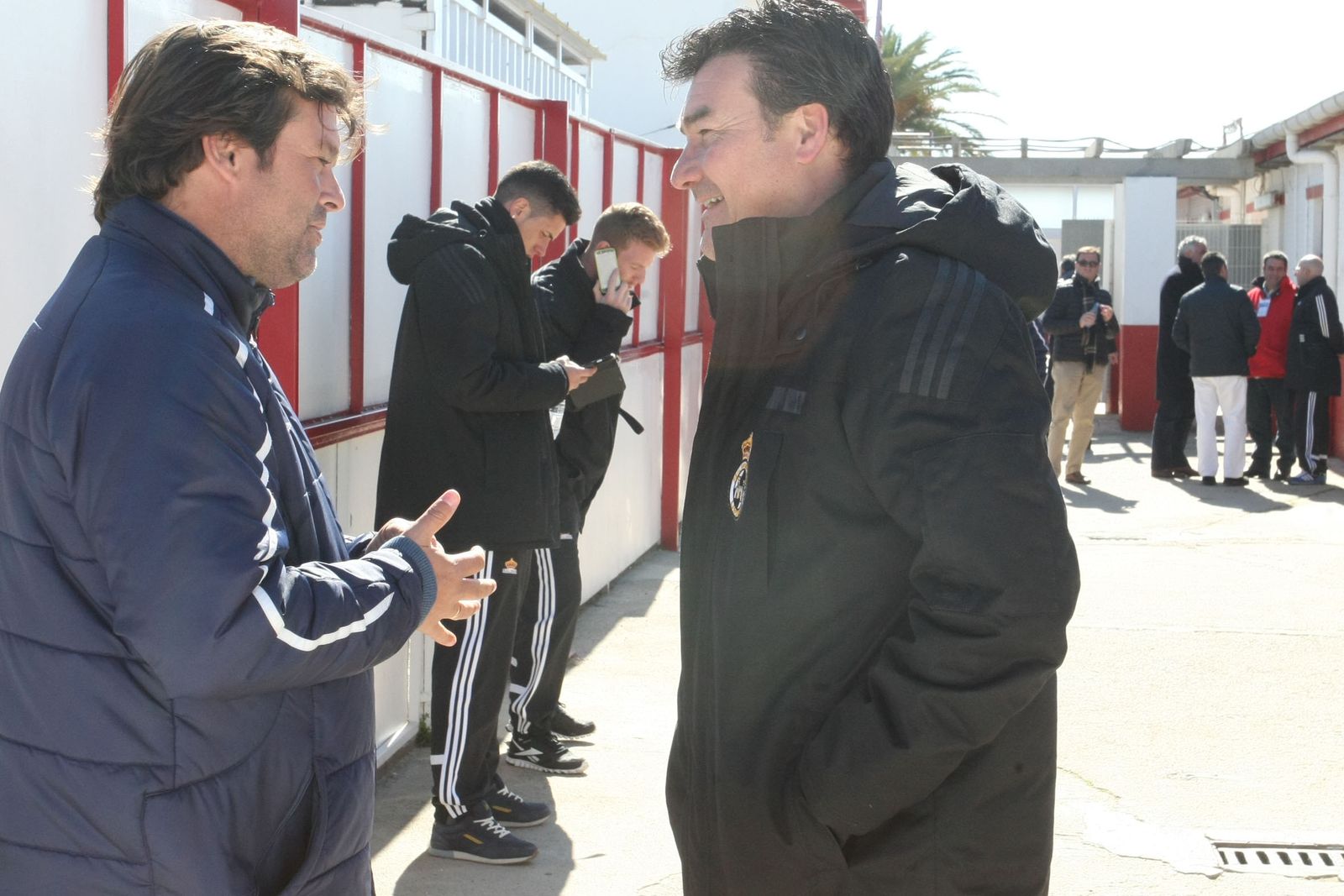 Chesco (i) y Rafa Escobar conversan en la Ciudad Deportiva del Sevilla, en una imagen de archivo.