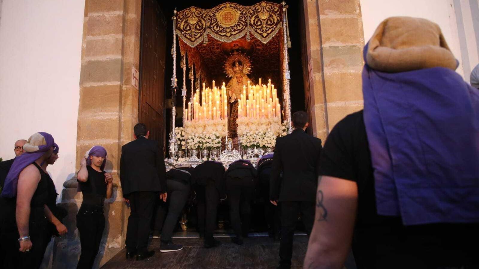 La salida de María Santísima de la Amargura.