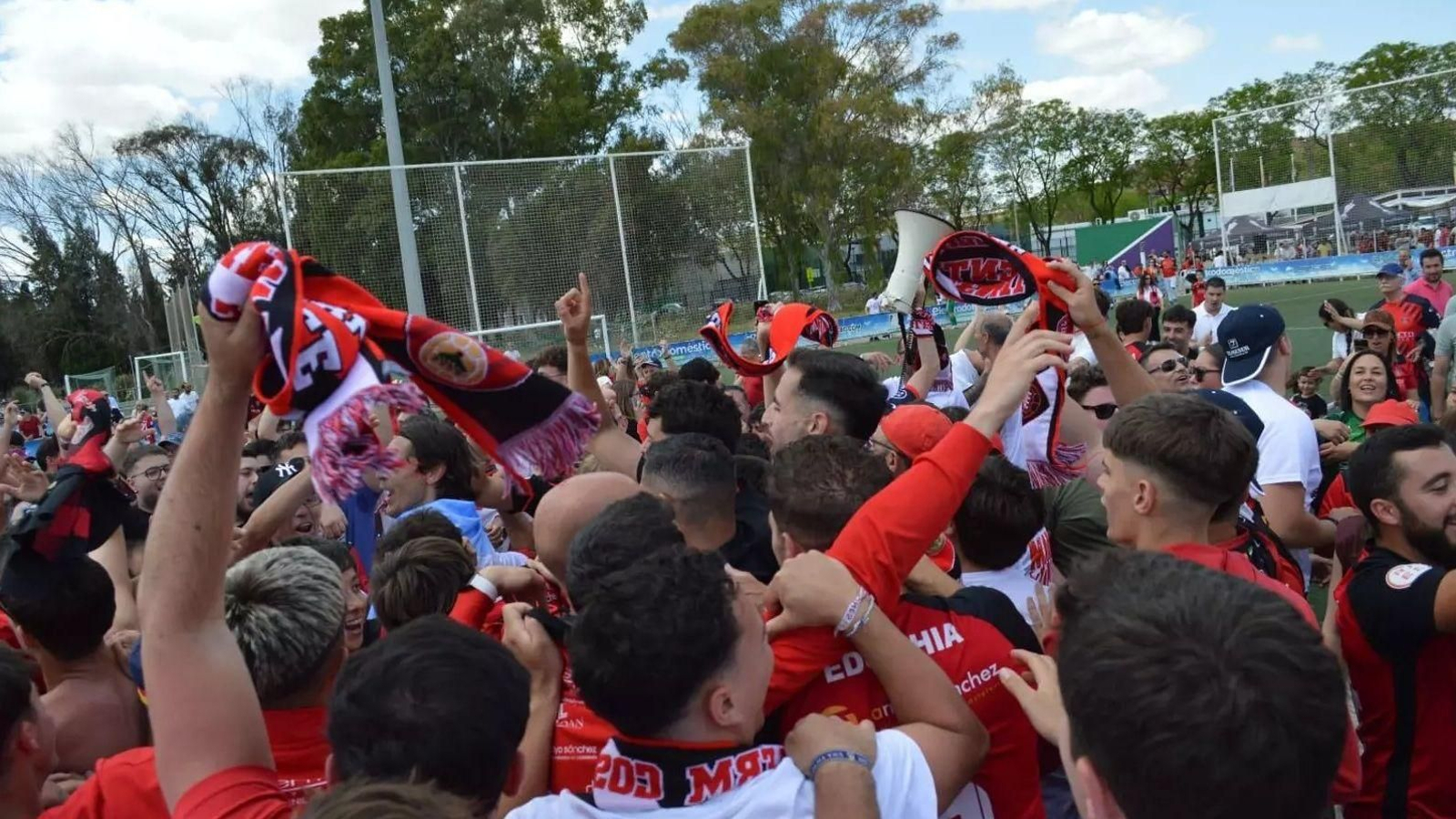 Celebración del ascenso del Puente Genil, el último campeón del grupo X de Tercera RFEF.