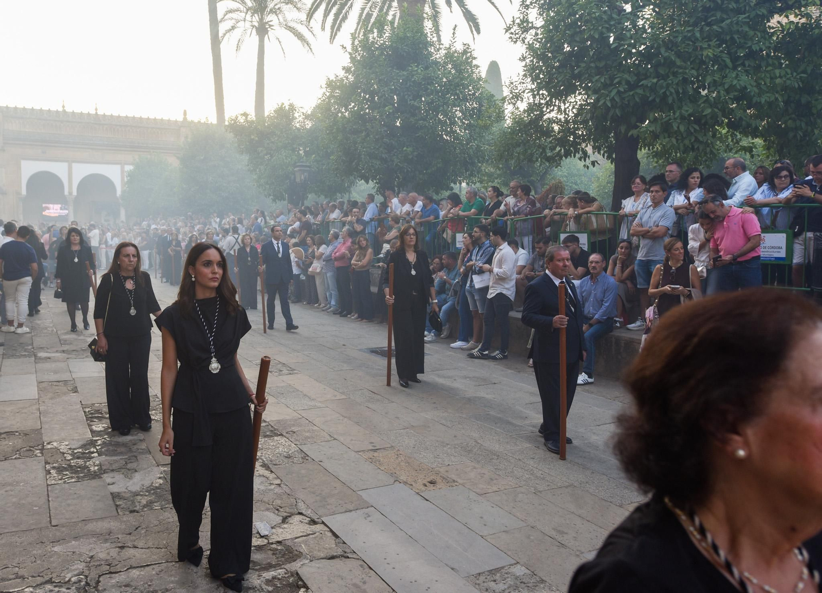 El traslado del Sepulcro de El Carpio tras el Magno Vía Crucis de Córdoba, en imágenes