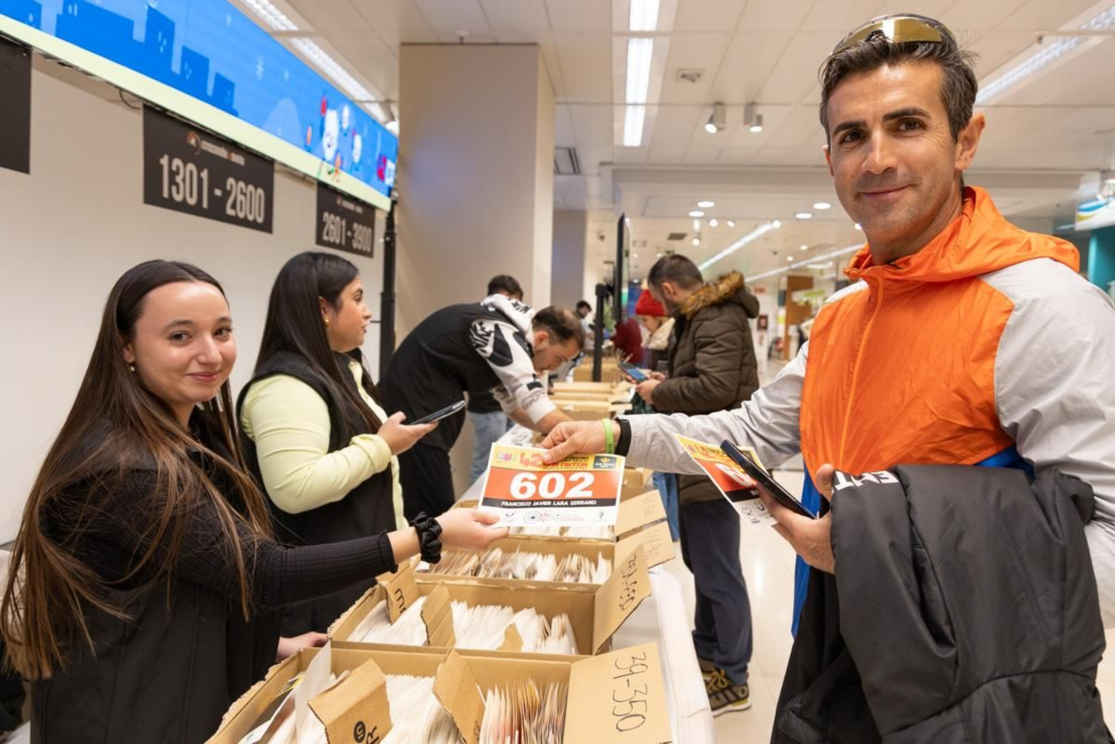 En imágenes: buen ritmo en el inicio de la recogida de dorsales para la Carrera de San Antón