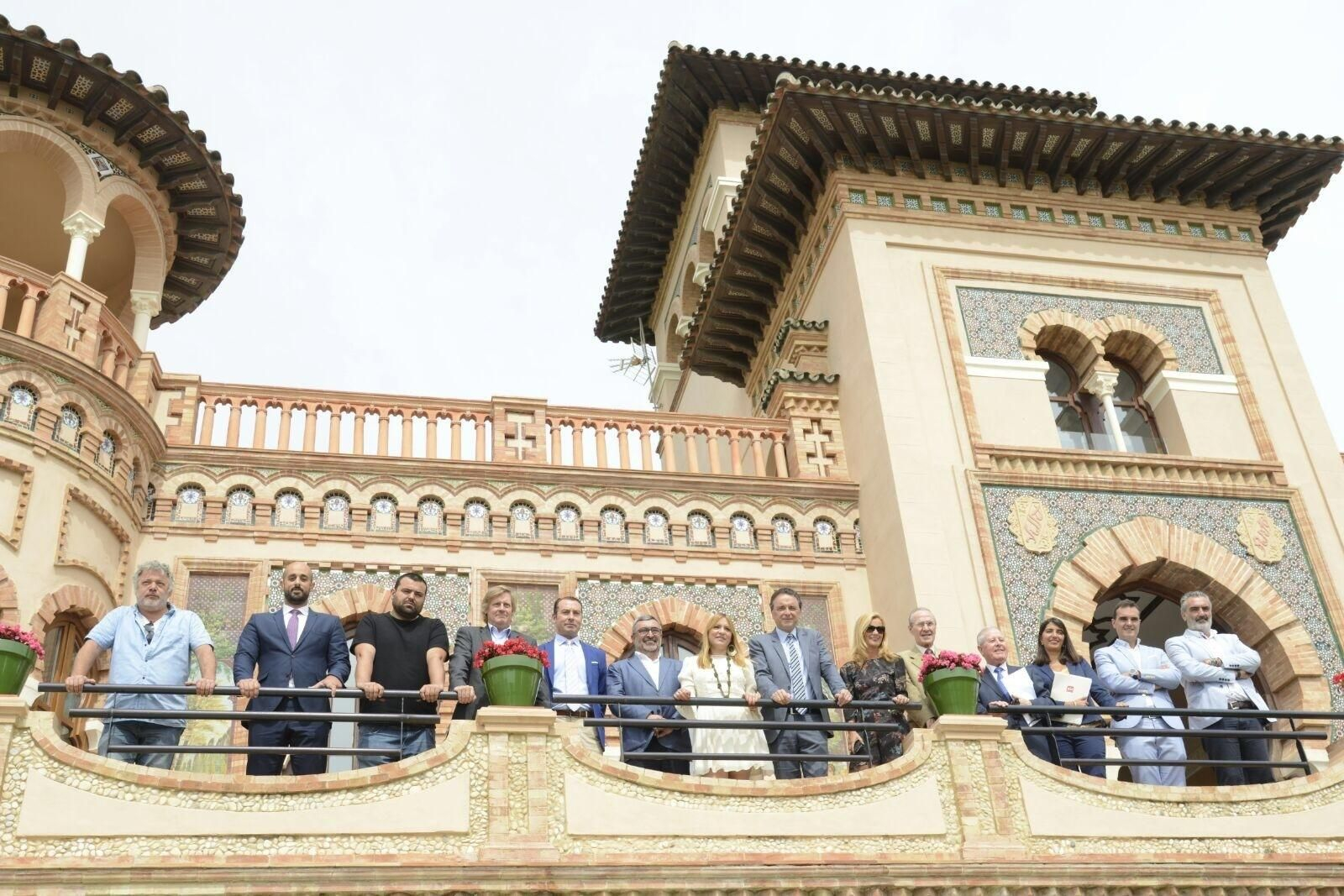 El alcalde, José Ortíz, junto a representantes de diferentes partidos políticos y empresarios hoteleros de la localidad.
