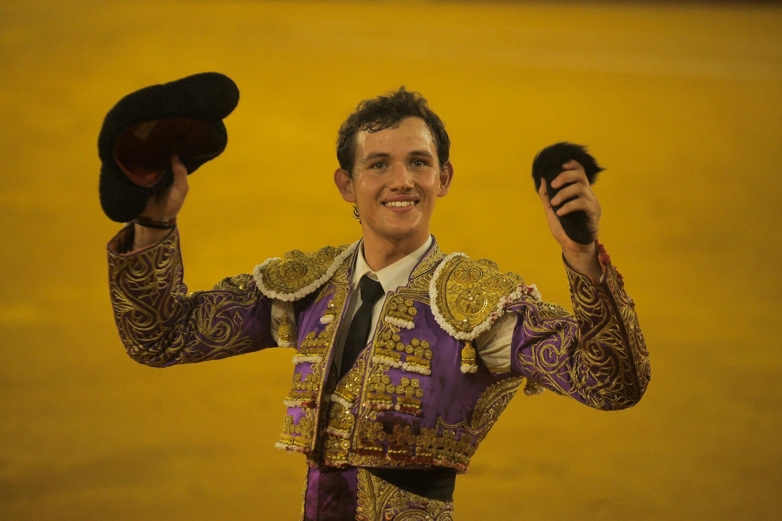 Sonríe Miguel Ángel Aguilar tras cortar la única oreja de la tarde