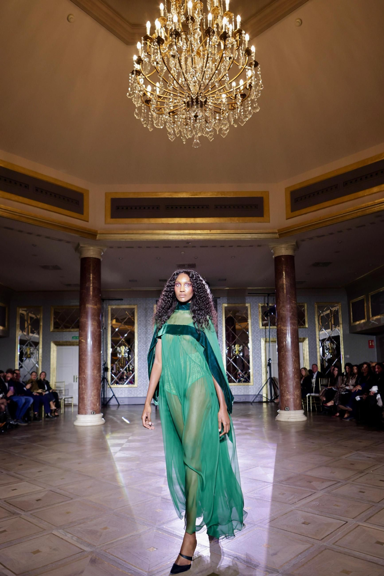 Desfile de Victorio & Lucchino de SIMOF 2025.